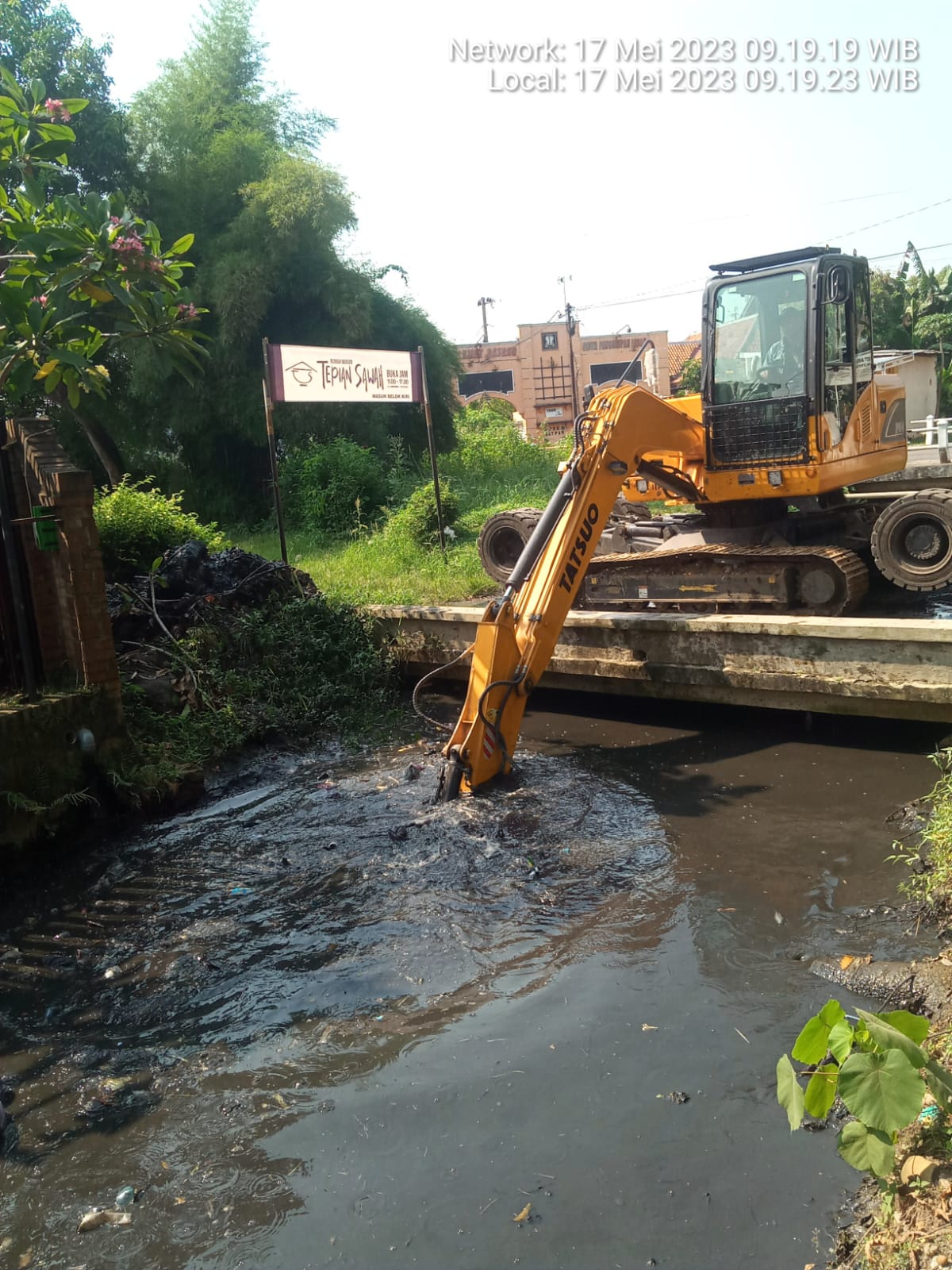 PEMBERSIHAN SAMPAH DAN PENGERUKAN SALURAN KURIPAN