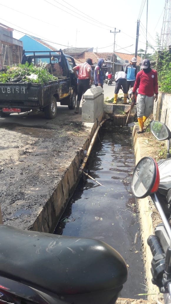PEMBERSIHAN SALURAN PEMATUS JALAN JLAMPRANG
