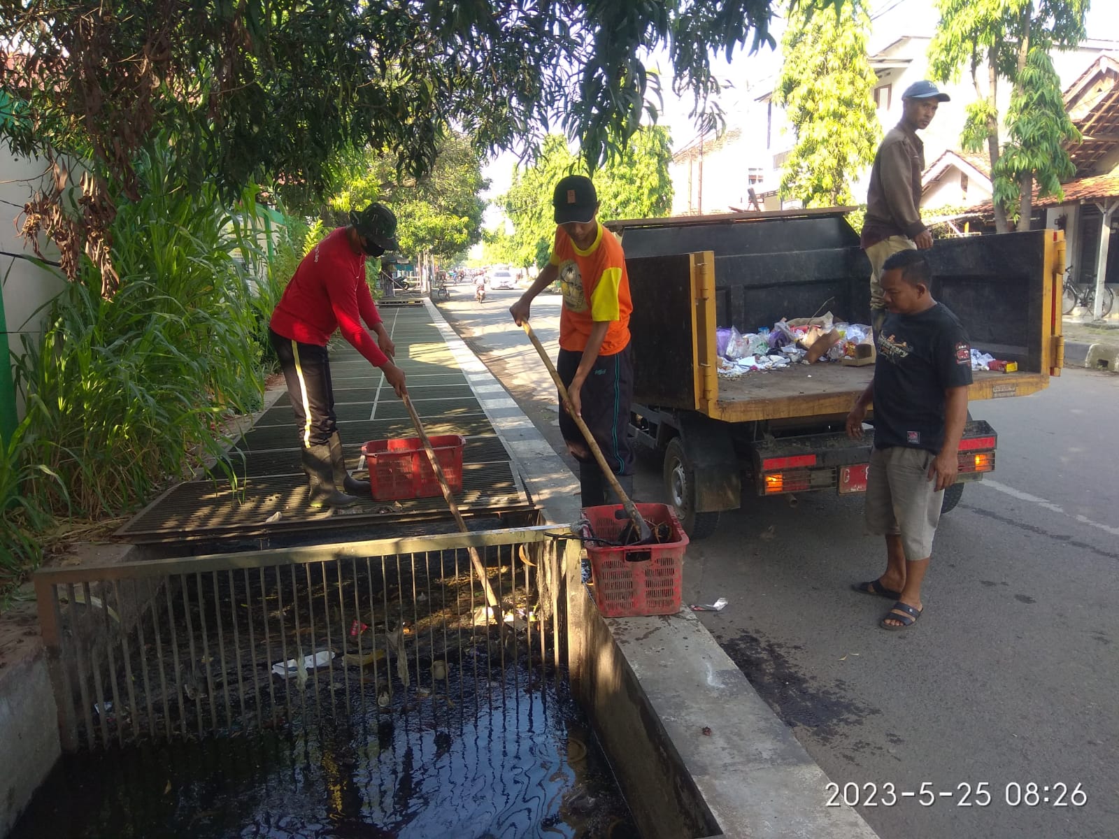  PEMBERSIHAN SALURAN DI 6 TITIK KOTA PEKALONGAN 