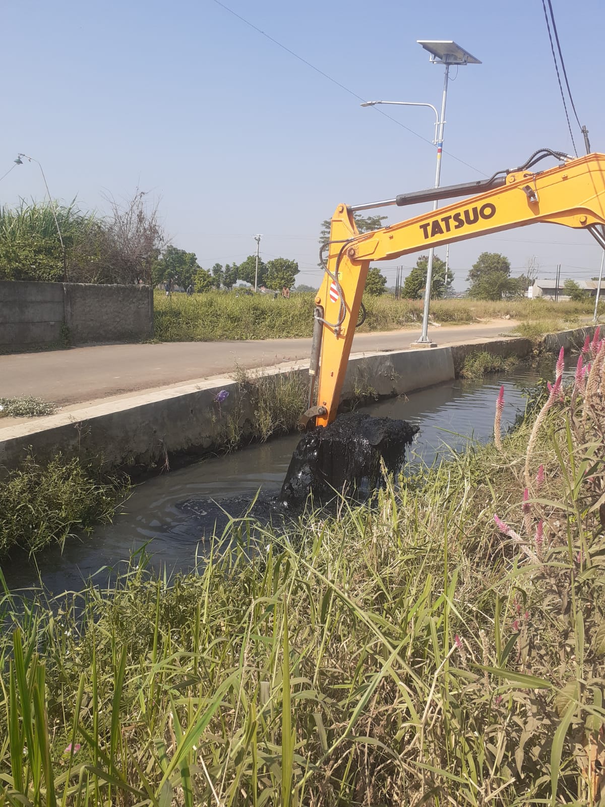 PENGERUAKAN SALURAN BUANGAN KALI BREMI DEPAN PERUM GRAHA NAYA BUARAN