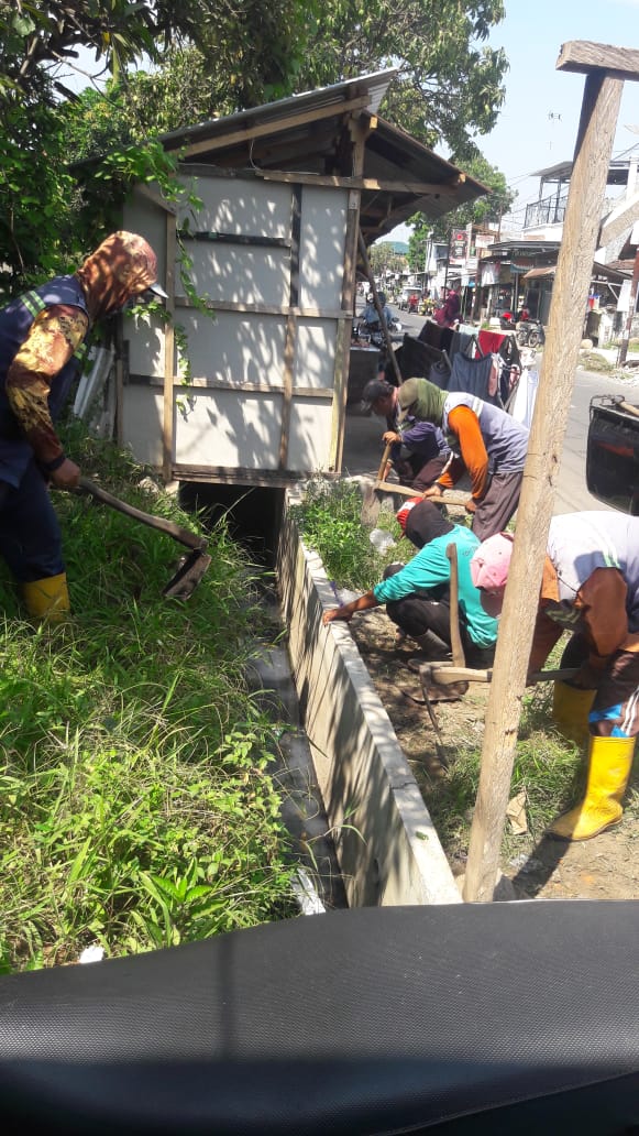 PEMBERSIHAN SALURAN PEMATUS JALAN IRIAN
