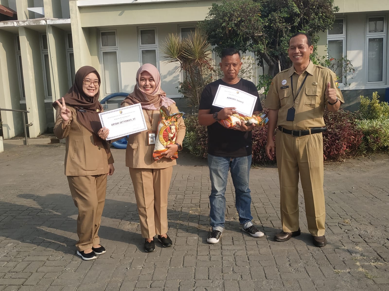PEMBERIAN PENGHARGAAN KEPADA PEGAWAI TERBAIK EDISI APRIL 2023