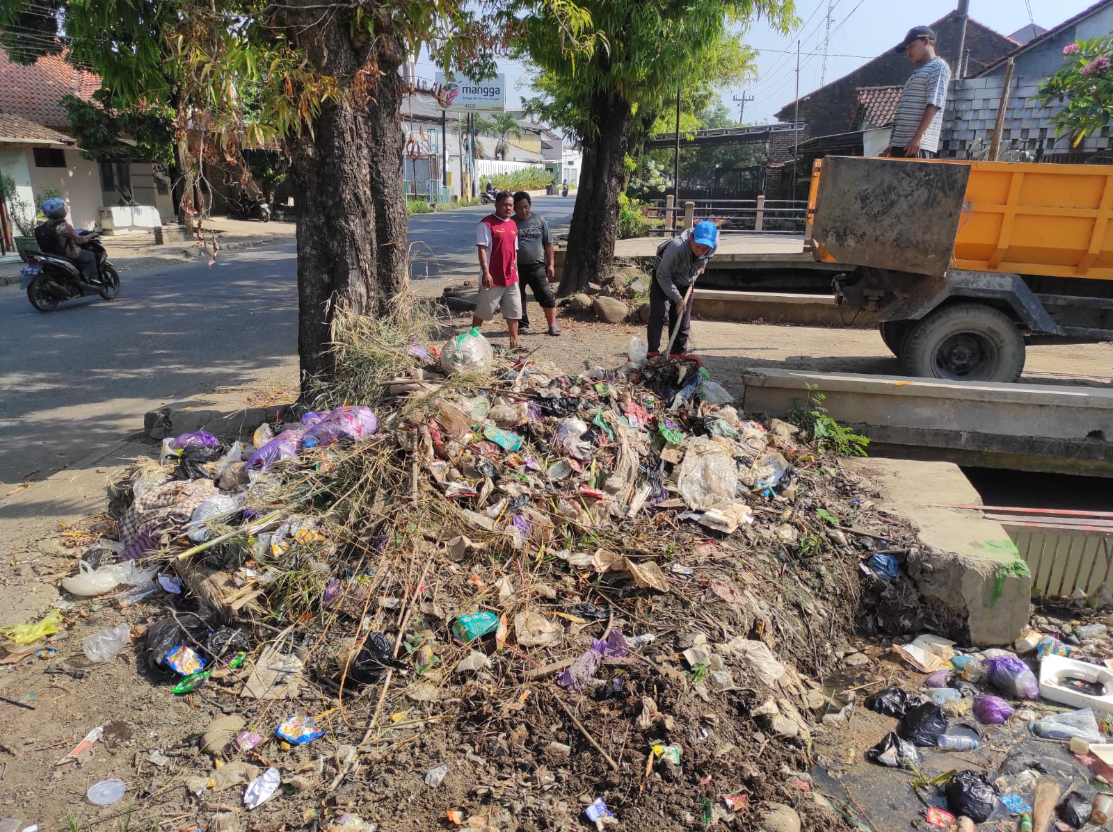 PEMBERSIHAN SAMPAH DI SALURAN KURIPAN DAN PODOTIMUR BUMIEREJO