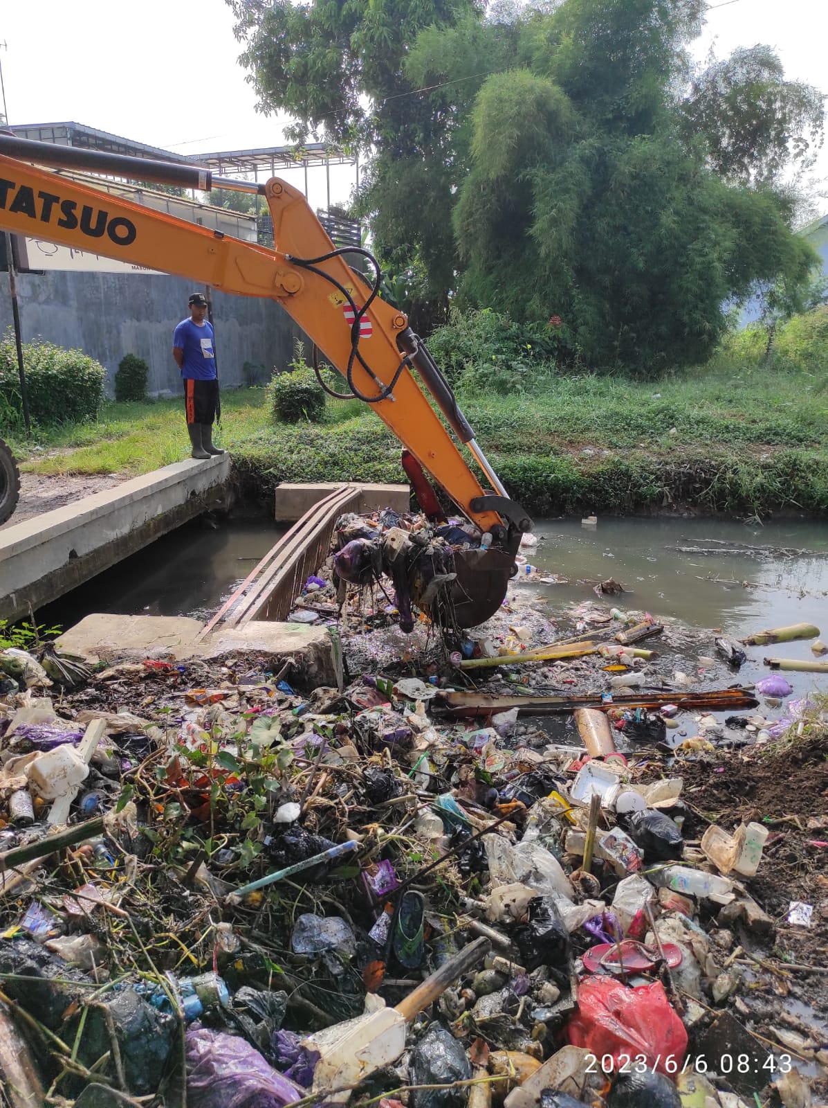 PEMBERSIHAN SAMPAH DI SALURAN KURIPAN DAN ASEMBINATUR