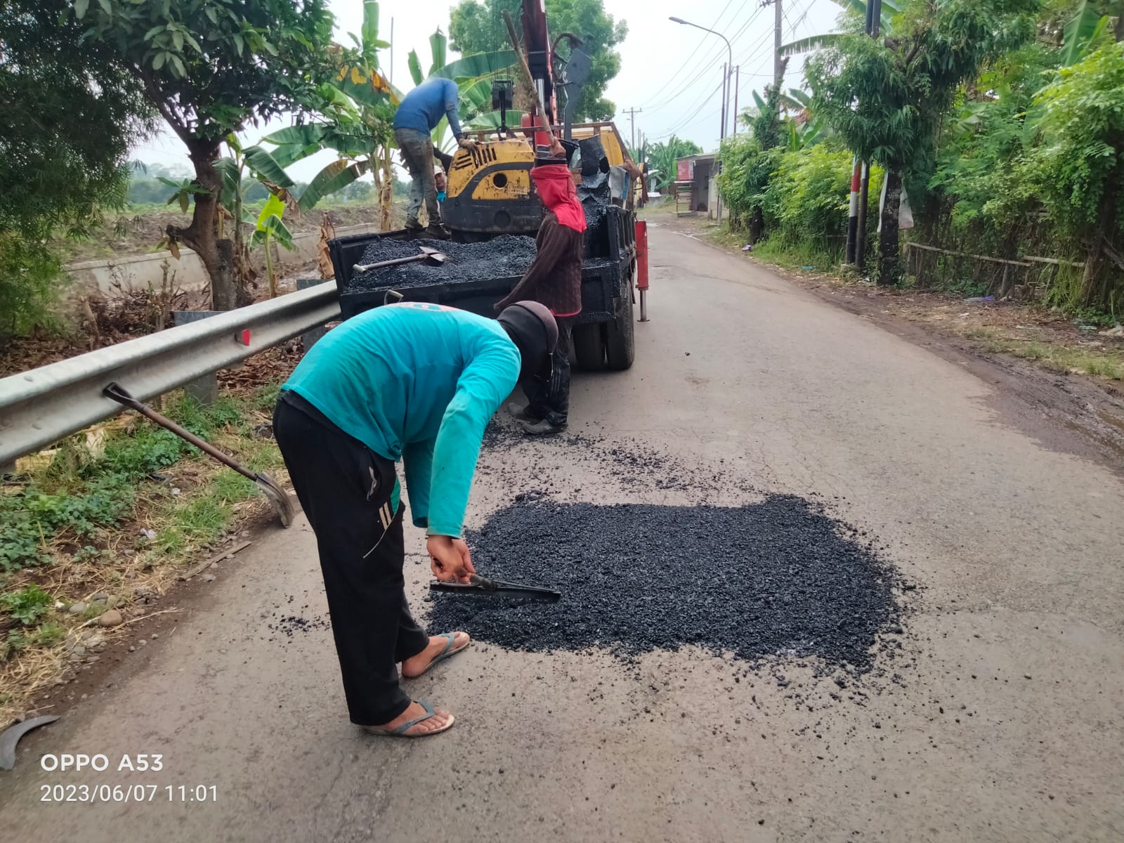 PERBAIKAN JALAN M. CHAERON DAN ANGGREK