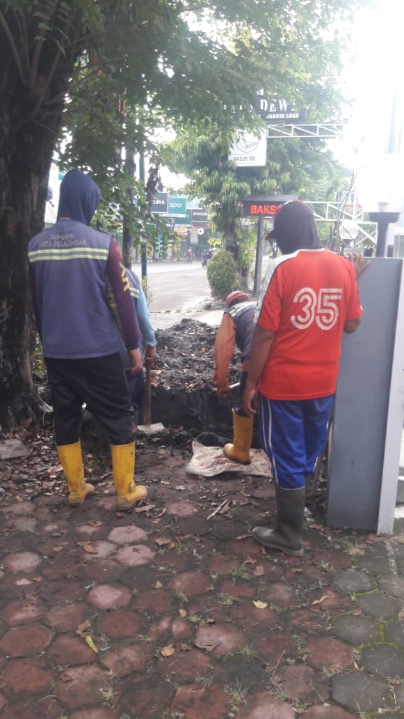 PEMBERSIHAN SALURAN PEMATUS JALAN HAYAM WURUK