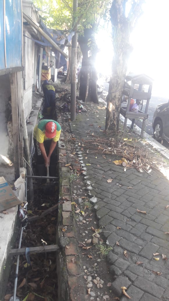 PEMBERSIHAN SALURAN PEMATUS JALAN PROGO