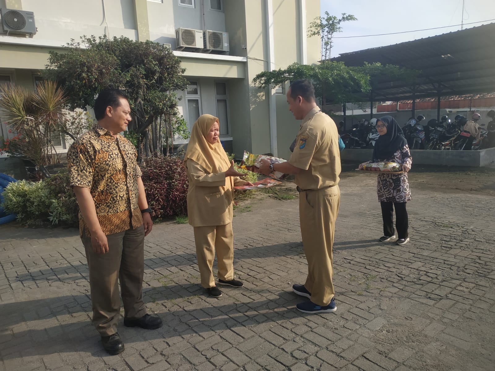 PEMBERIAN PENGHARGAAN KEPADA PEGAWAI TERBAIK EDISI MEI 2023 