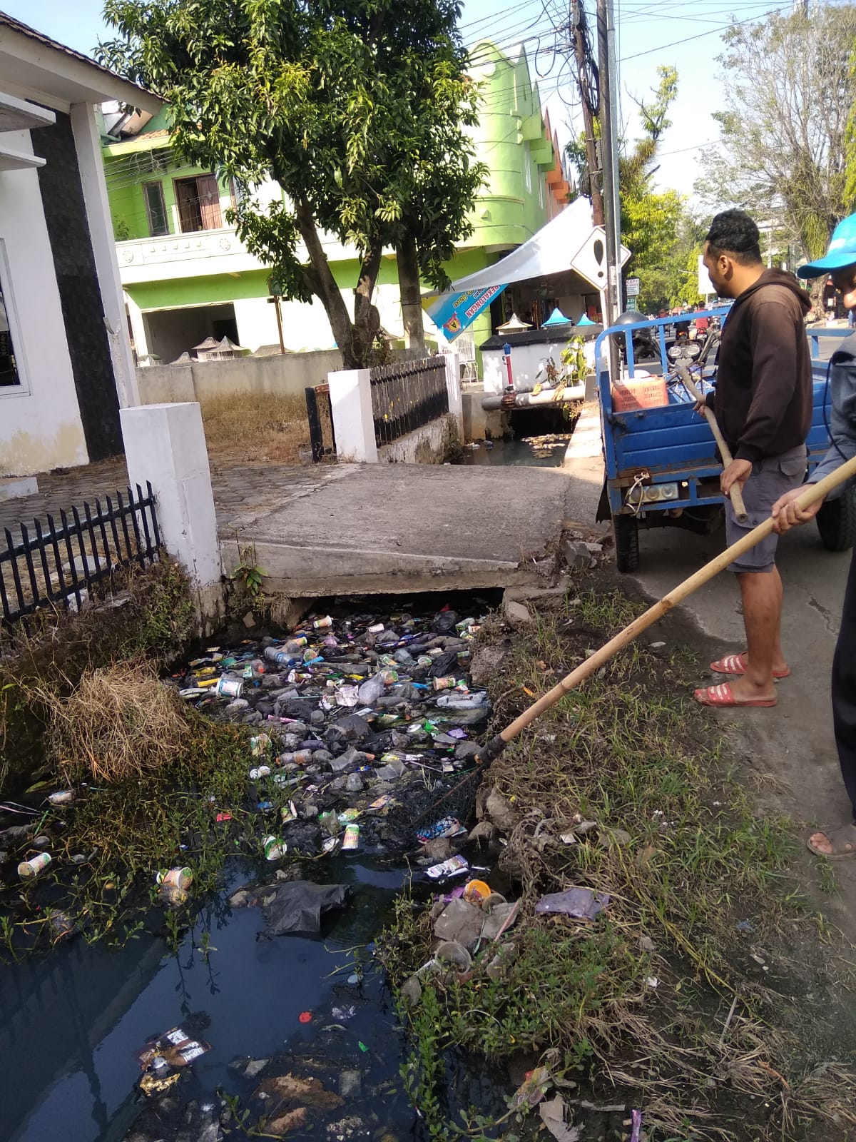 PEMBERSIHAN SALURAN DI 5 TITIK KOTA PEKALONGAN 