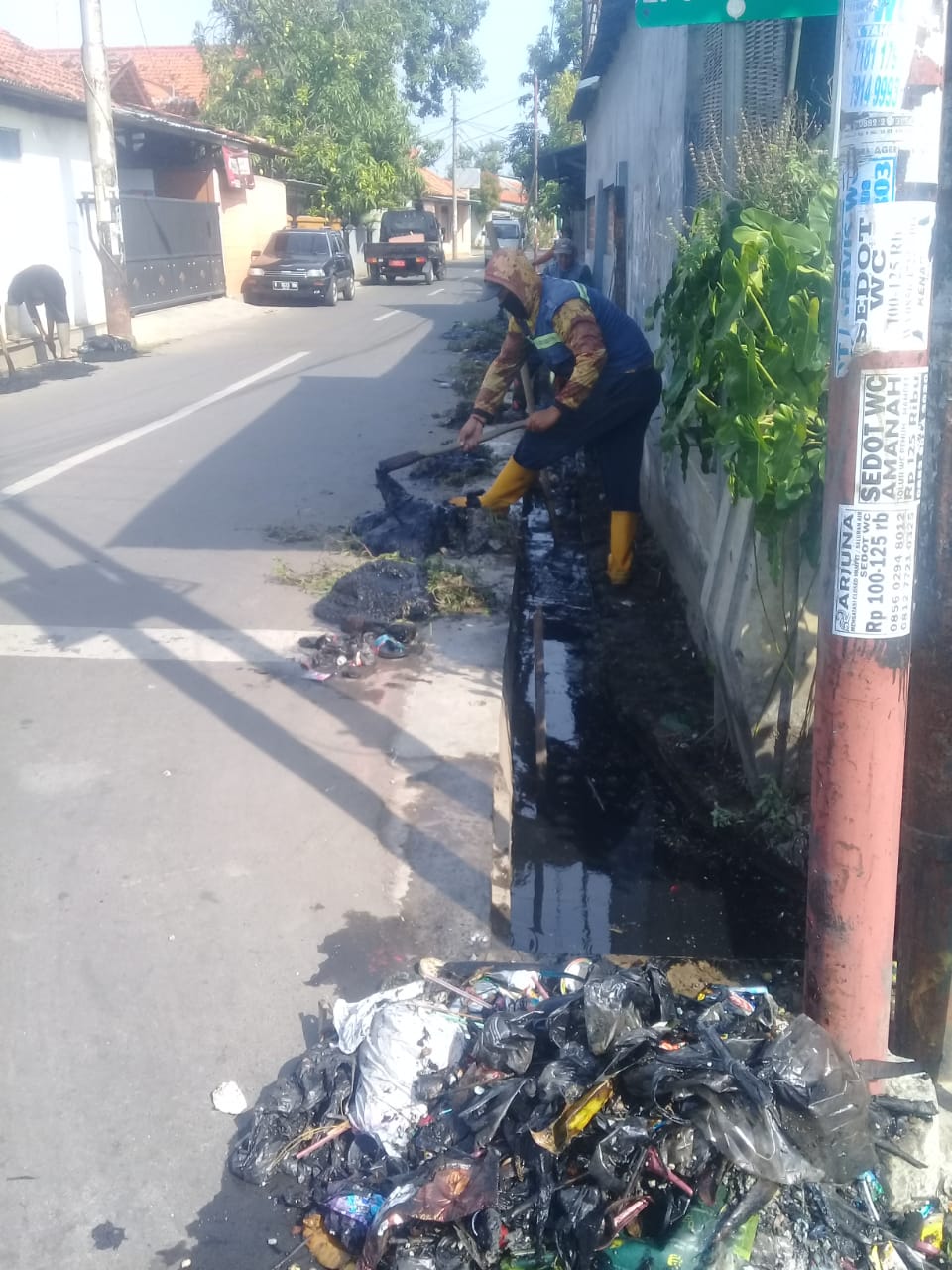 PEMBERSIHAN SALURAN PEMATUS JALAN IRIAN DAN SUMATERA