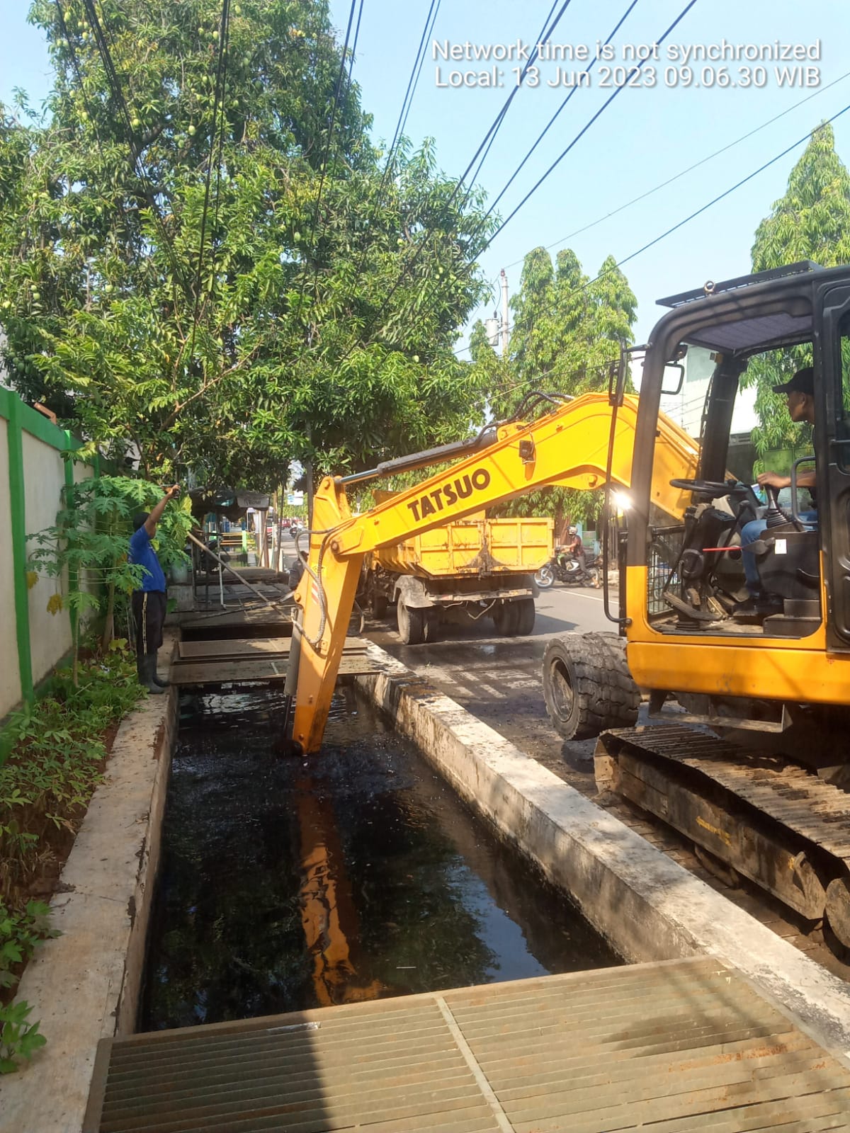 PENGERUKAN SALURAN JALAN KURINCI