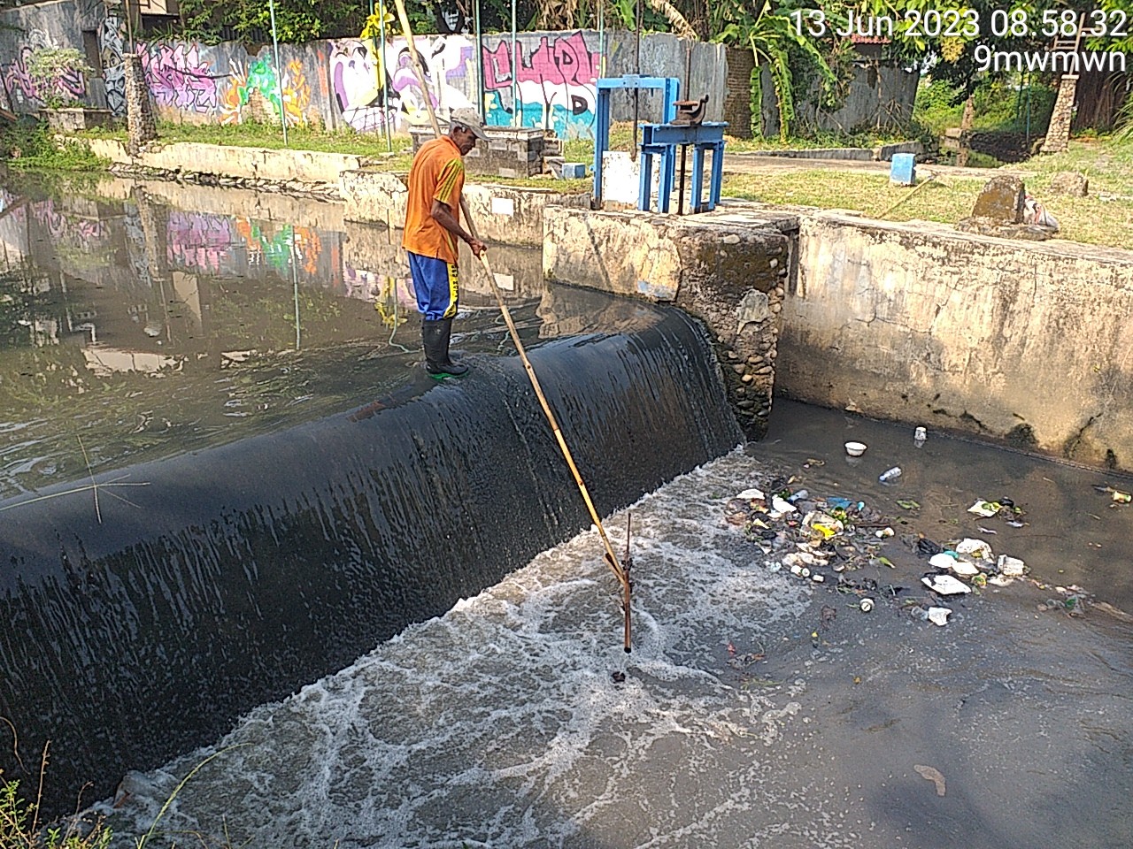 PEMBERSIHAN SALURAN ASEMBINATUR DAN JALAN MURIA