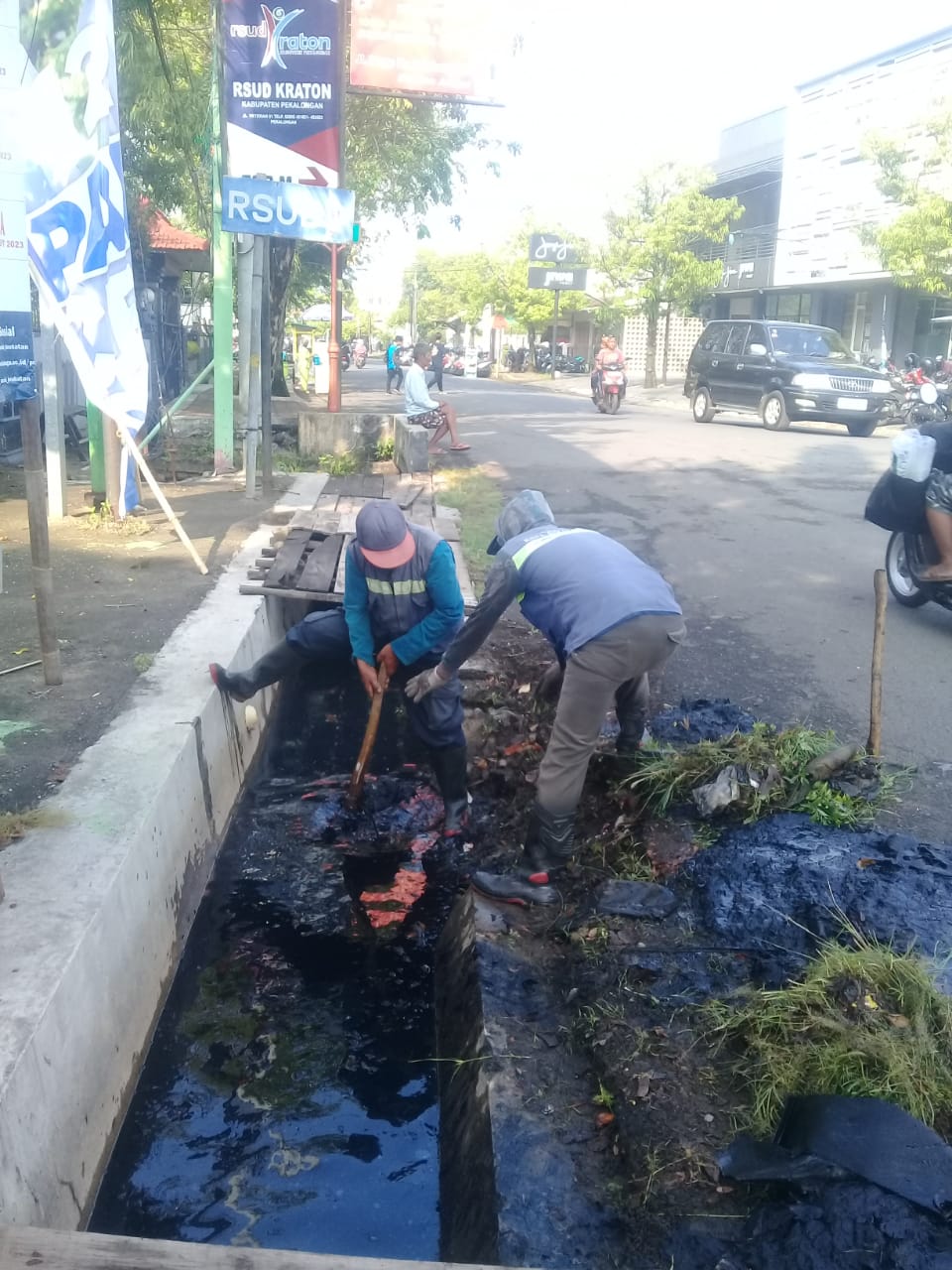 PEMBERSIHAN SALURAN PEMATUS JALAN PROGO DAN TENTARA PELAJAR