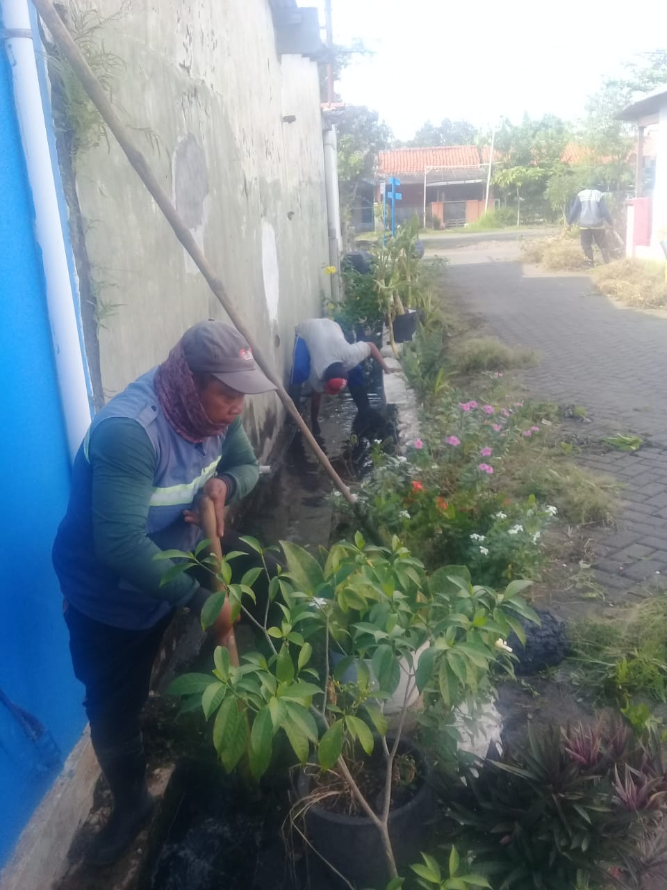 PEMBERSIHAN SALURAN PEMATUS JALAN DAMAR RAYA