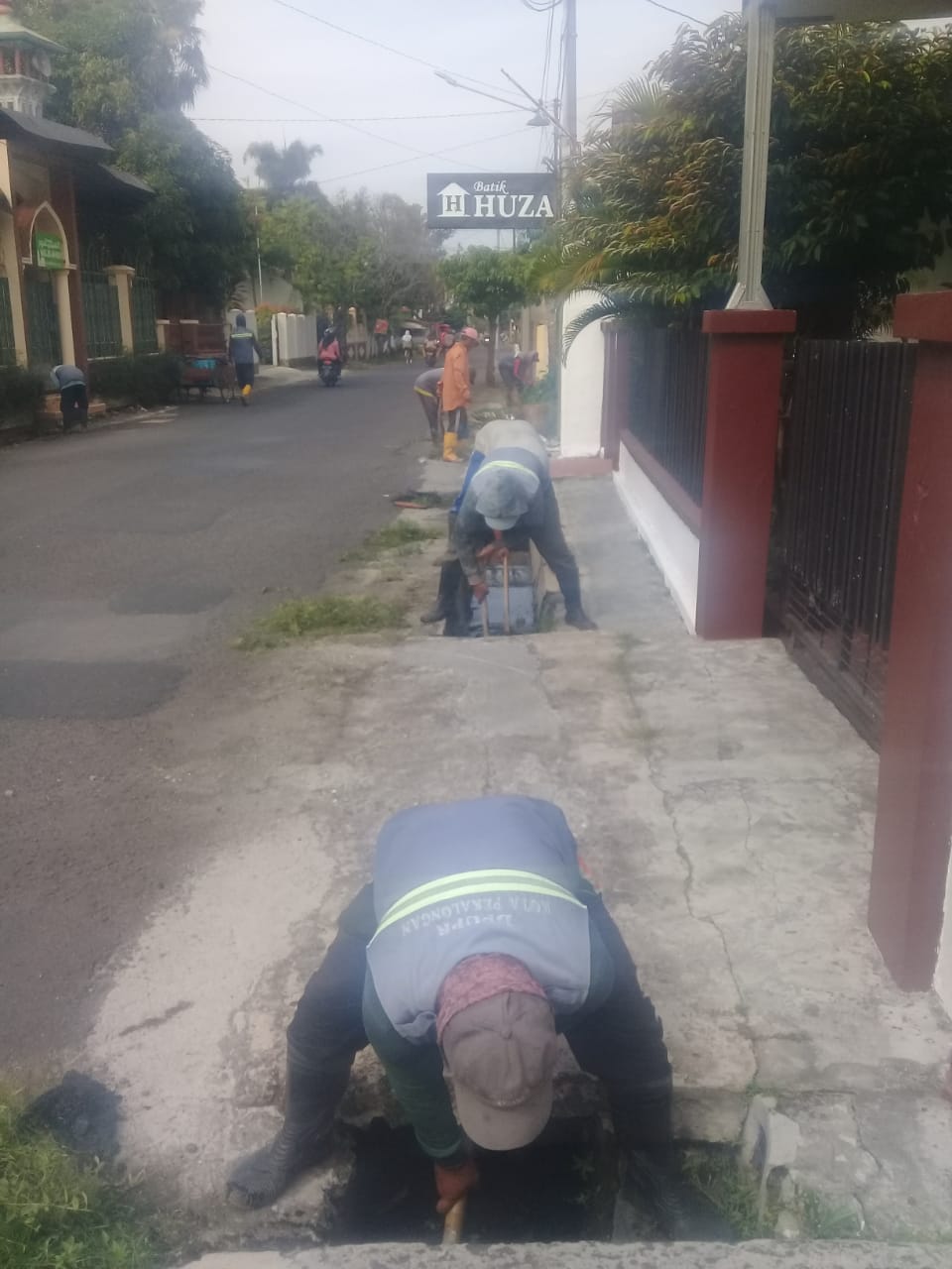 PEMBERSIHAN SALURAN PEMATUS JALAN KENANGA