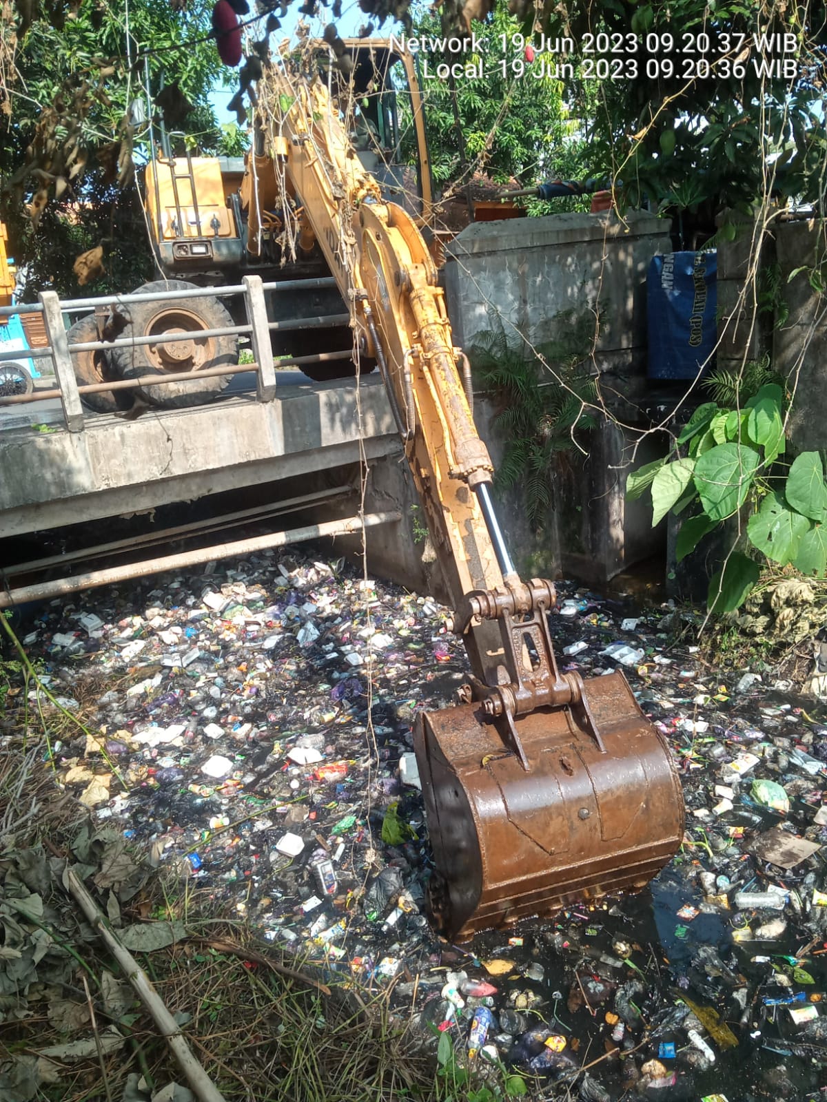 PENGERUKAN SAMPAH DI SALURAN KANDANG AYAM KERGON