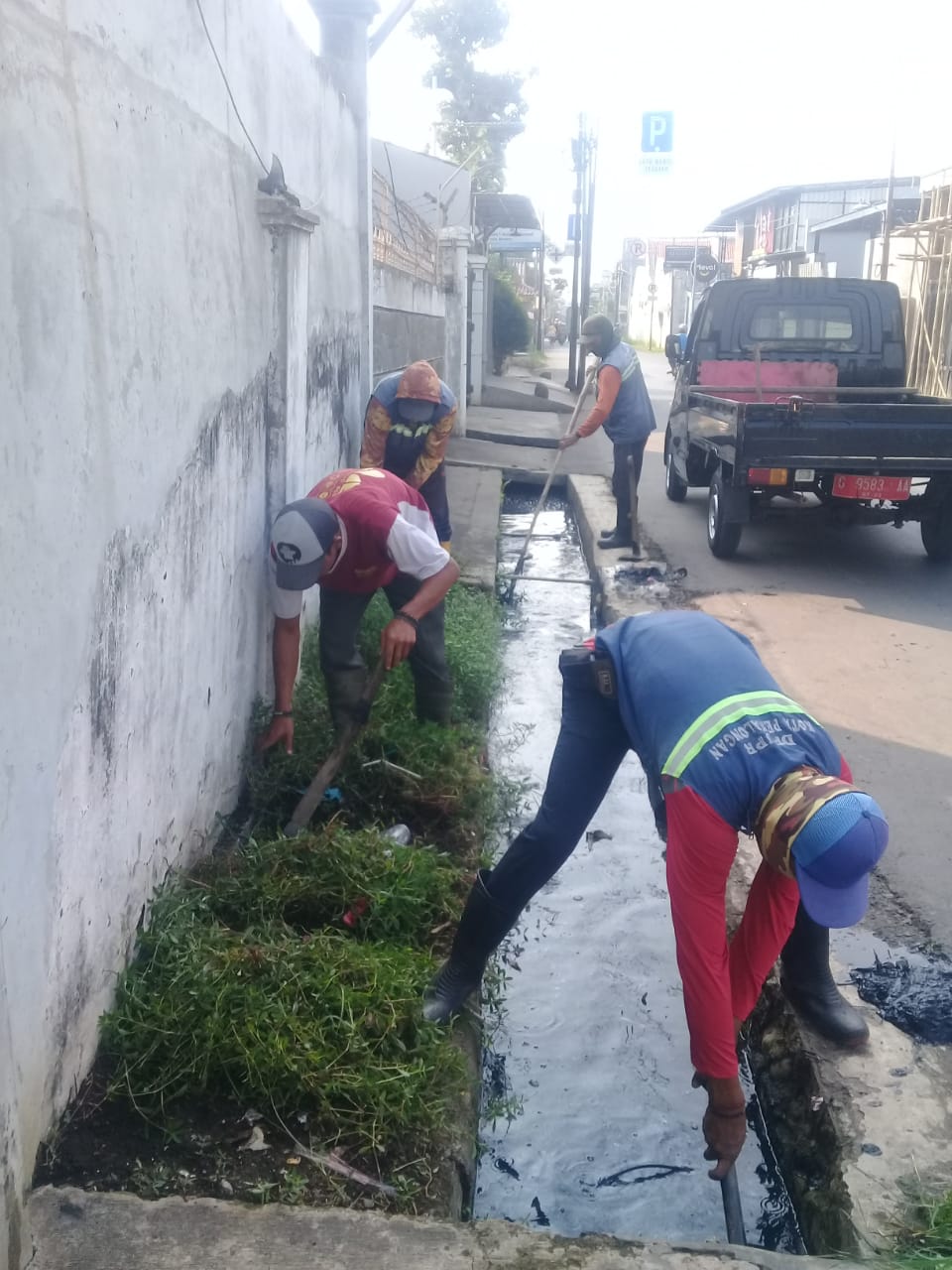 PEMBERSIHAN SALURAN PEMATUS JALAN SEMARANG
