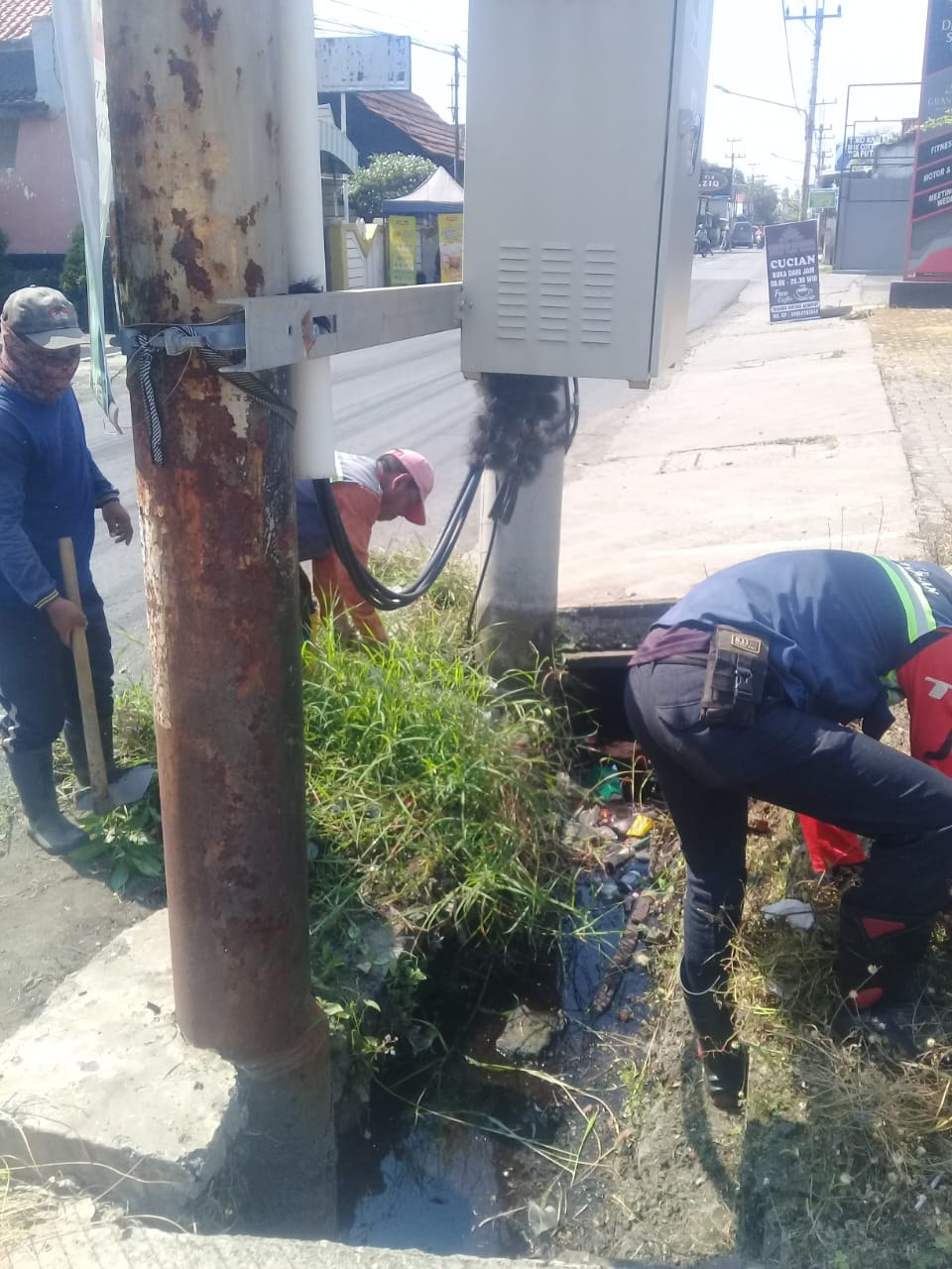 PEMBERSIHAN SALURAN PEMATUS JALAN KARYA BAKTI
