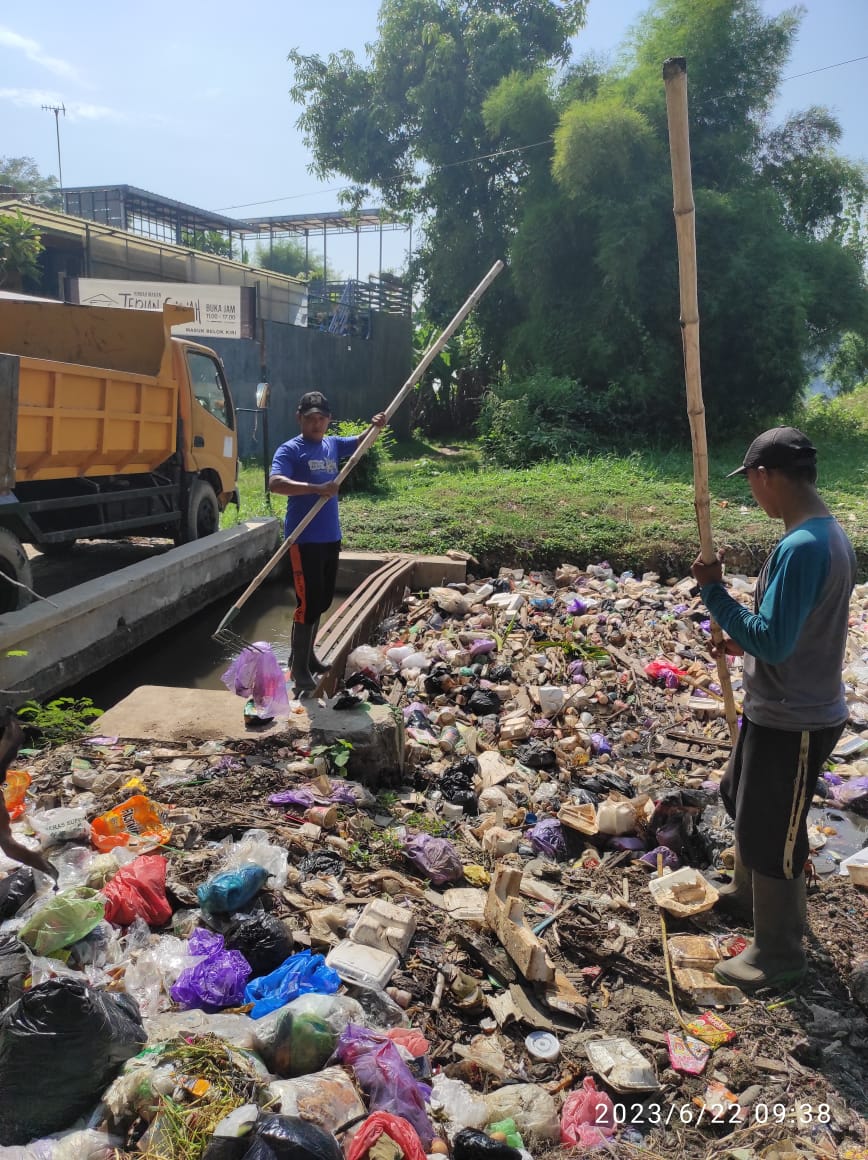 PEMBERSIHAN SAMPAH DI SALURAN JALAN HOS COKROAMINOTO