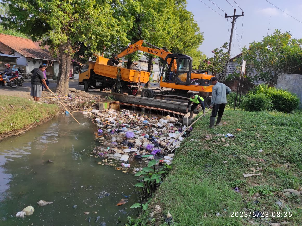 PEMBERSIHAN SAMPAH DI SAURAN KURIPAN