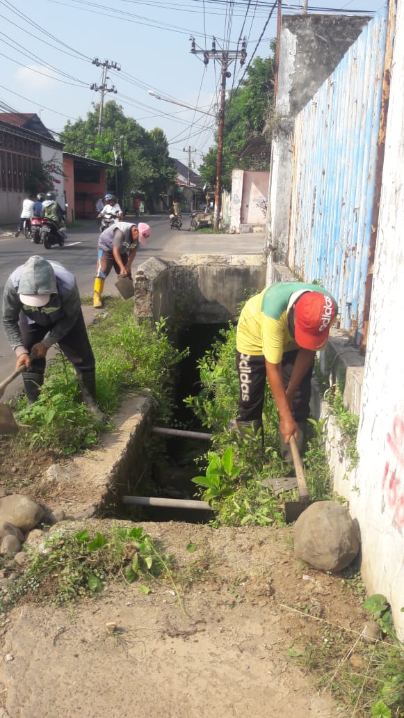PEMBERSIHAN SALURAN PEMATUS JALAN DHARMA BAKTI