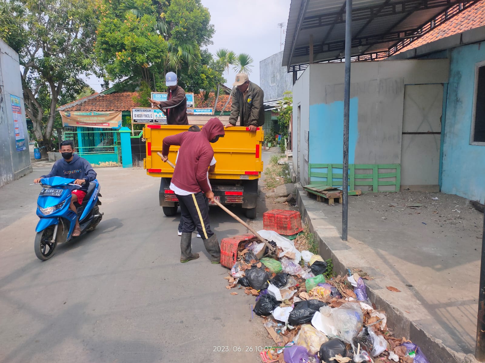 PEMBERSIHAN SAMPAH DI BEBERAPA SALURAN KOTA PEKALONGAN