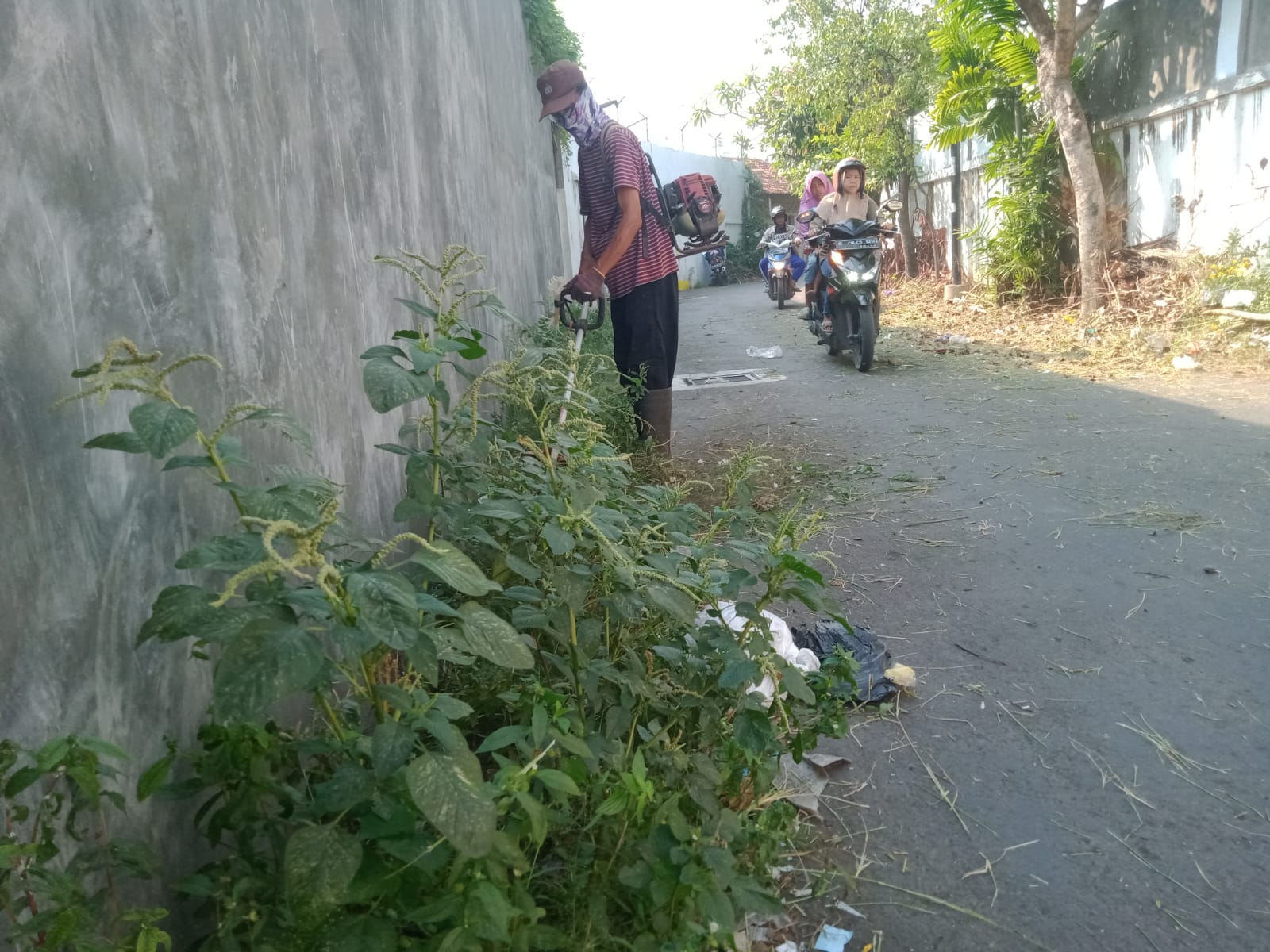 BABAT RUMPUT DI JALAN KH. SIROJ DAN KUSUMA BANGSA