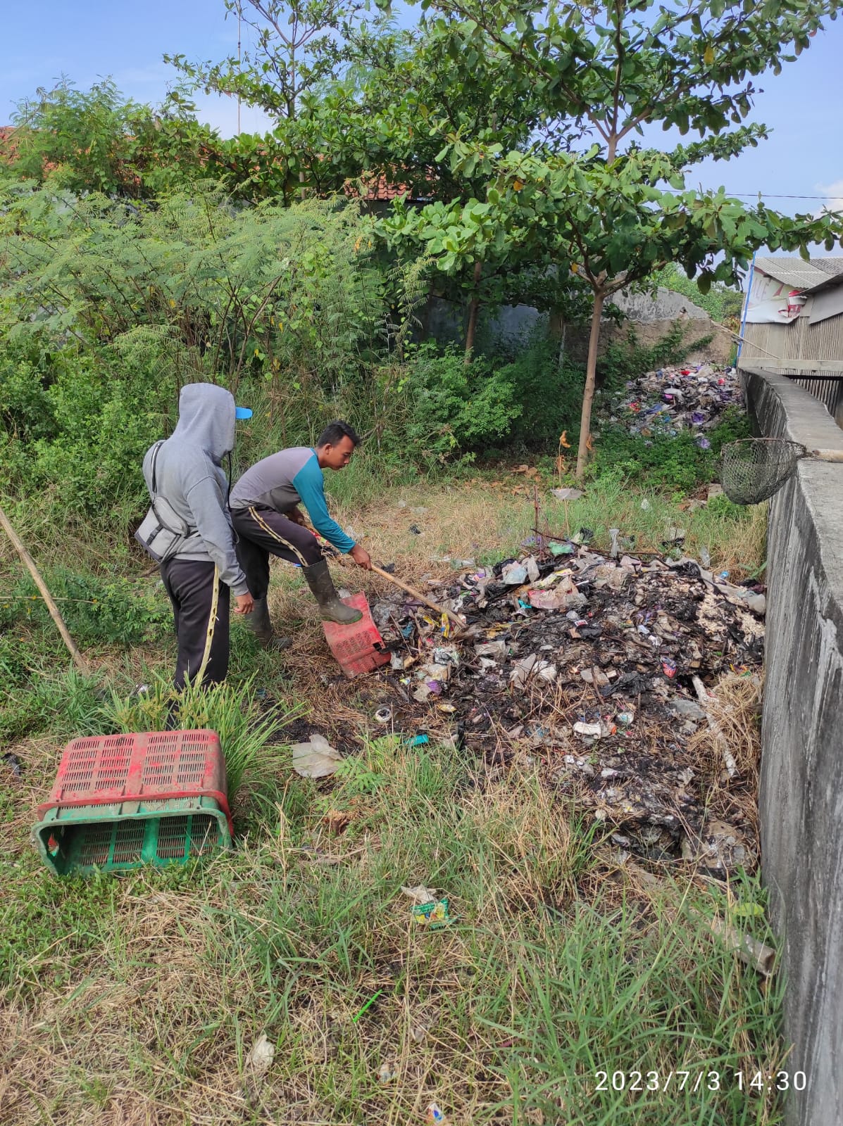 PEMBERSIHAN SALURAN DI 4 TITIK KOTA PEKALONGAN
