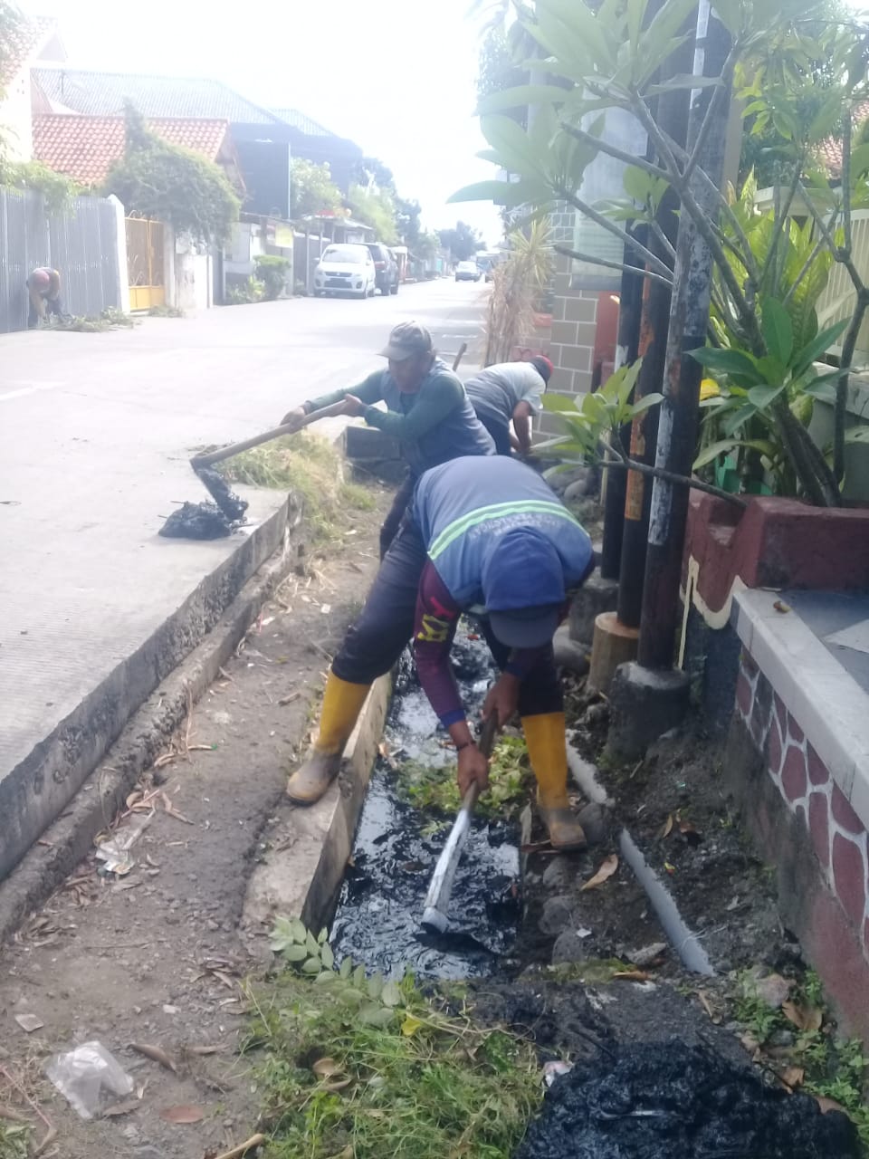 PEMBERSIHAN SALURAN PEMATUS JALAN TONDANO