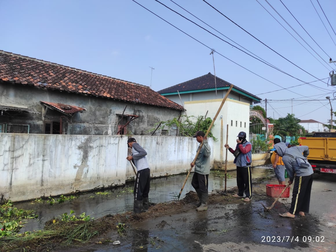 PEMBERSIHAN SALURAN DI JALAN PATRIOT