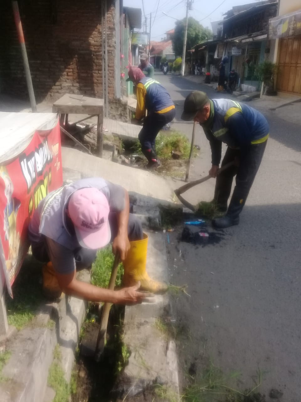 PEMBERSIHAN SALURAN PEMATUS JALAN TONDANO