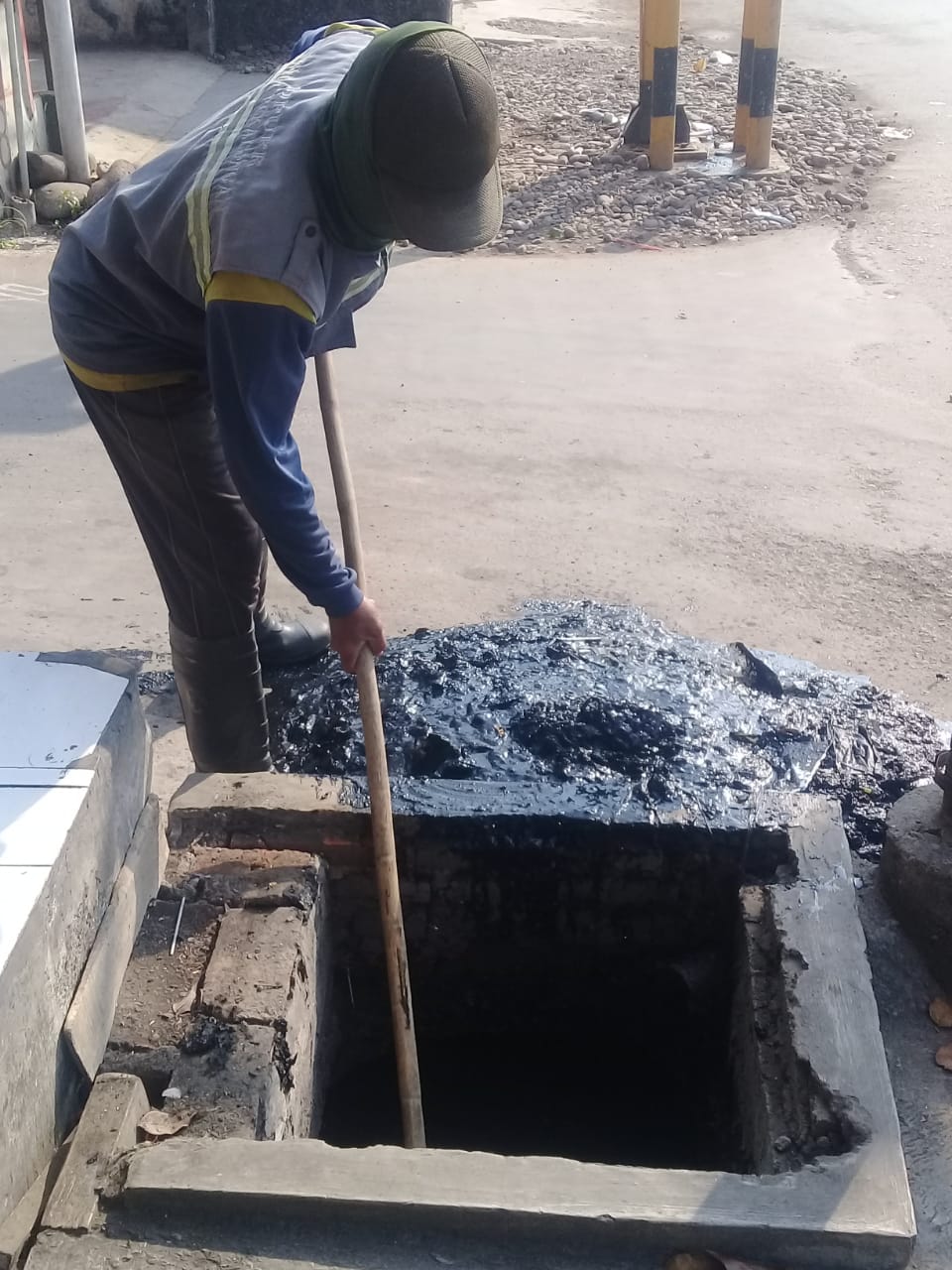 PEMBERSIHAN SALURAN PEMATUS JALAN URIP SUMOHARJO