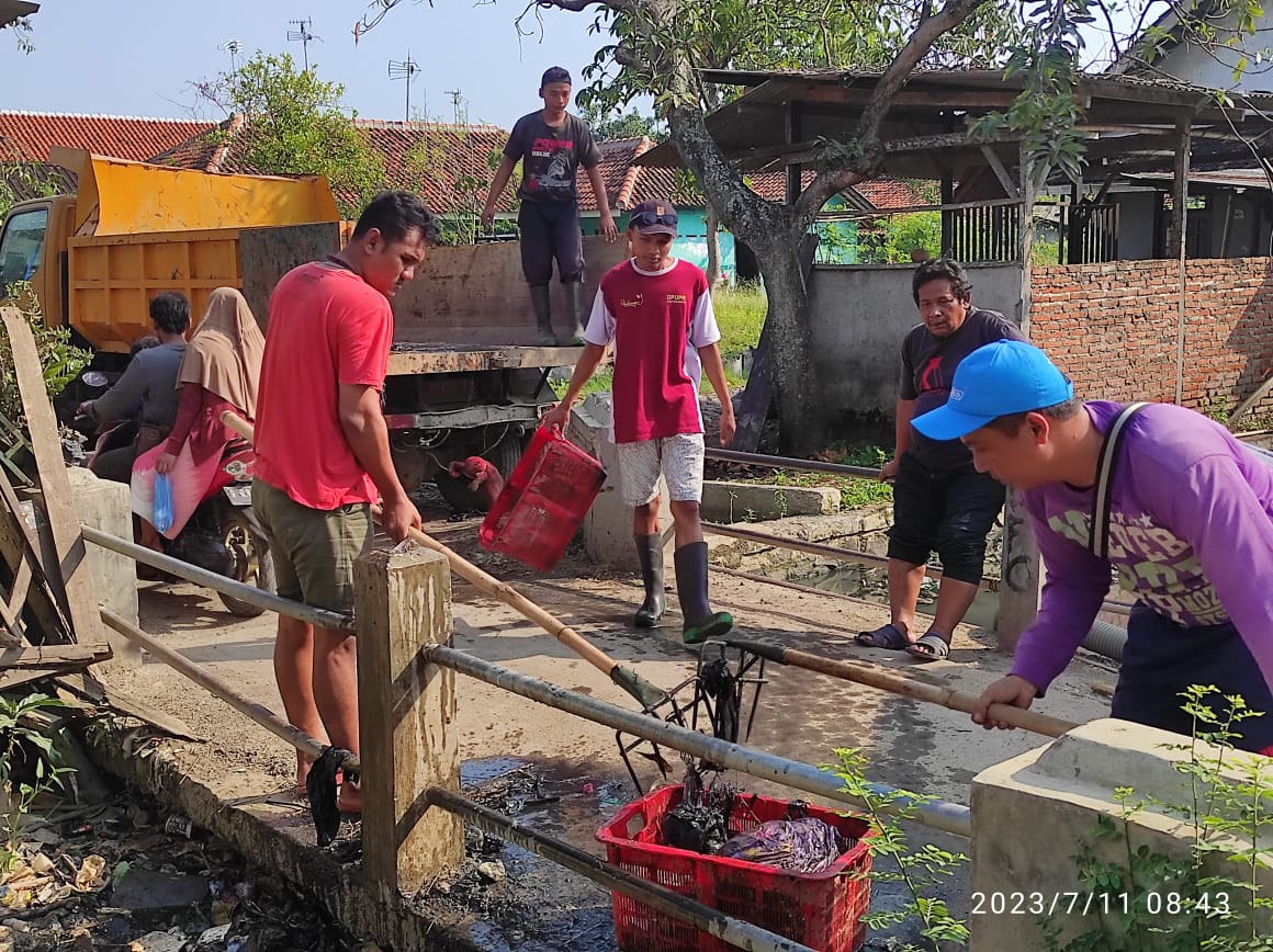 MEMBERSIHKAN SAMPAH DI SALURAN BAROS 9