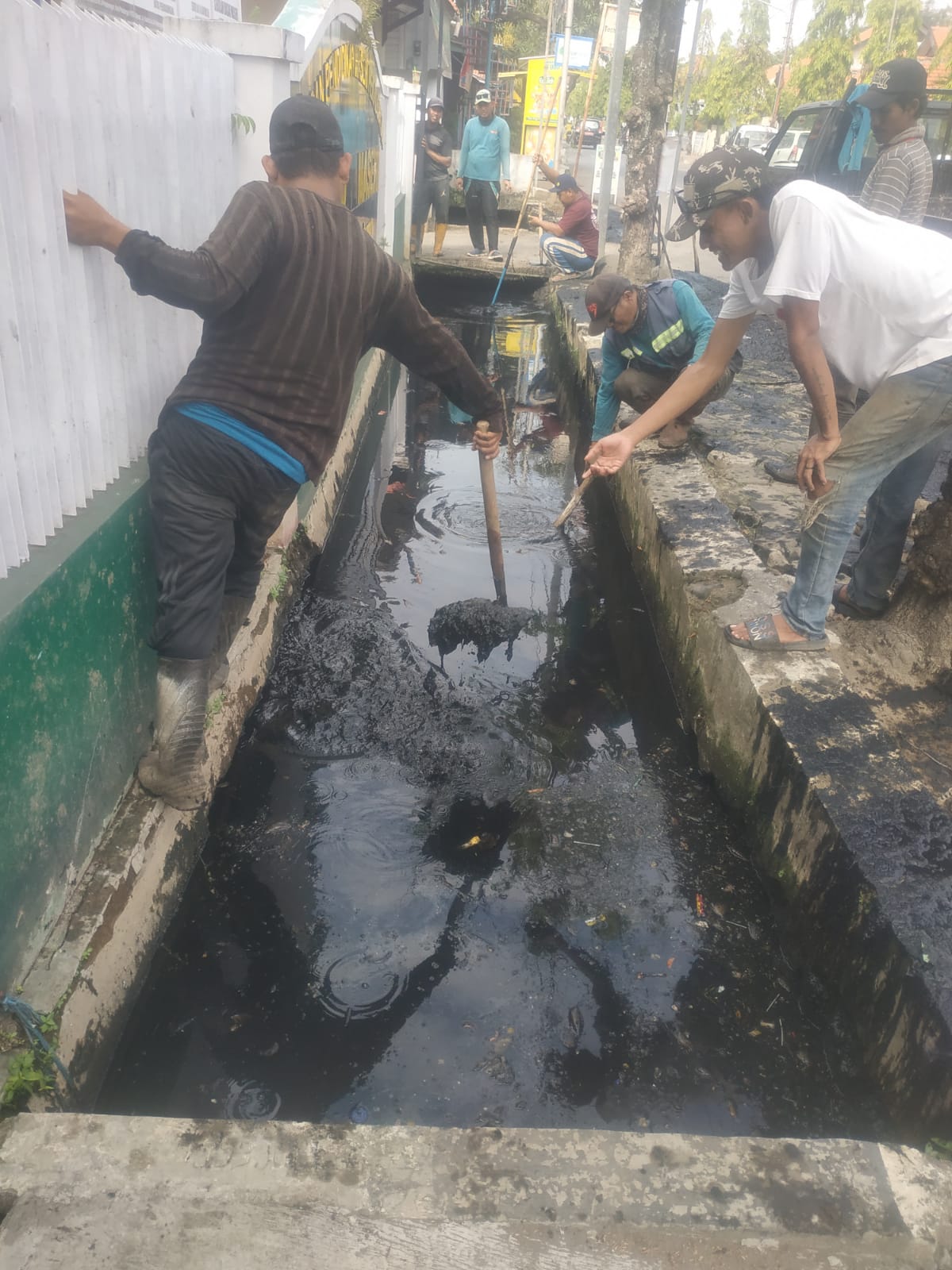 PEMBERSIHAN SALURAN PEMATUS JALAN KURINCI