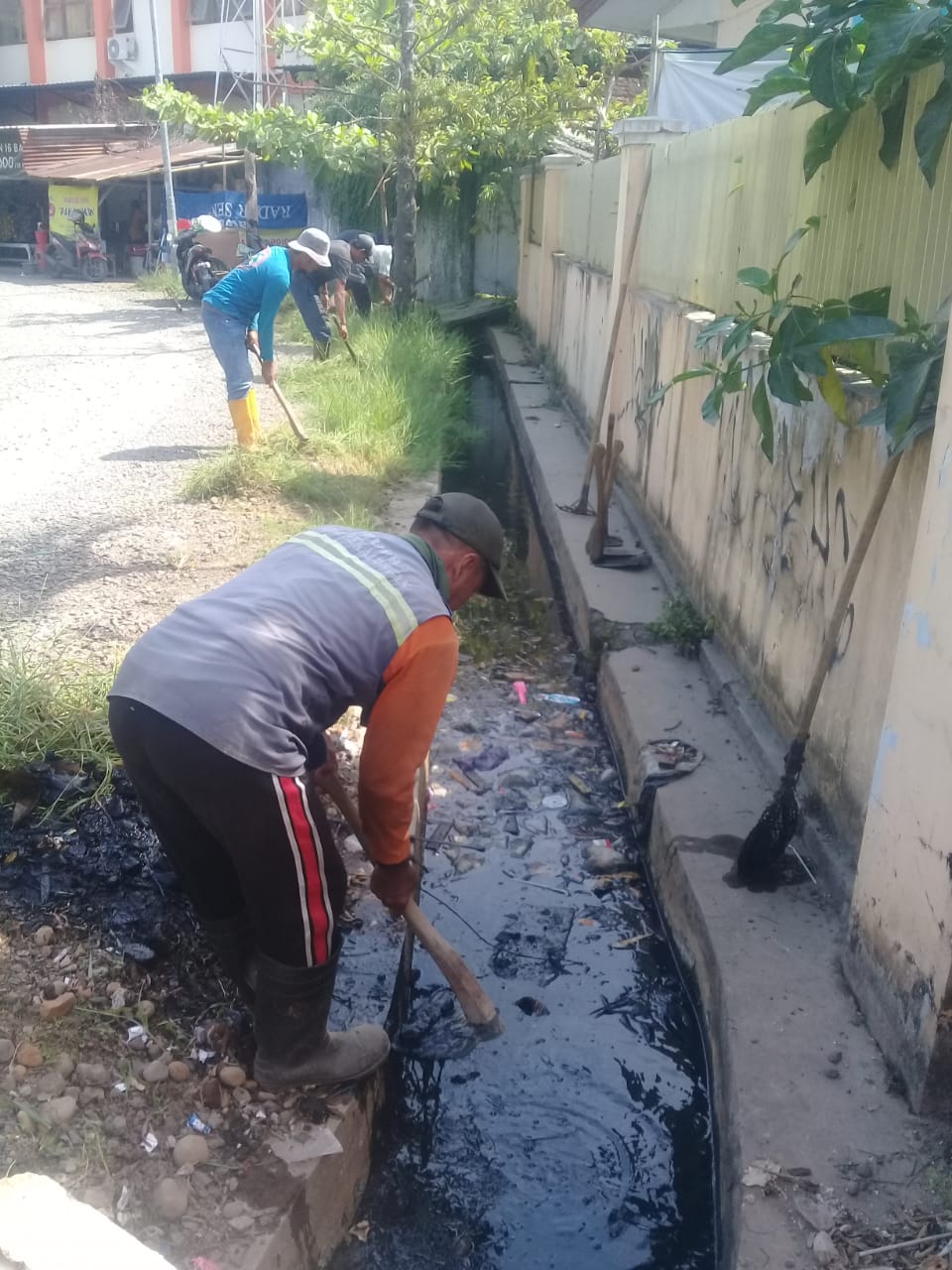PEMBERSIHAN SALURAN PEMATUS JALAN