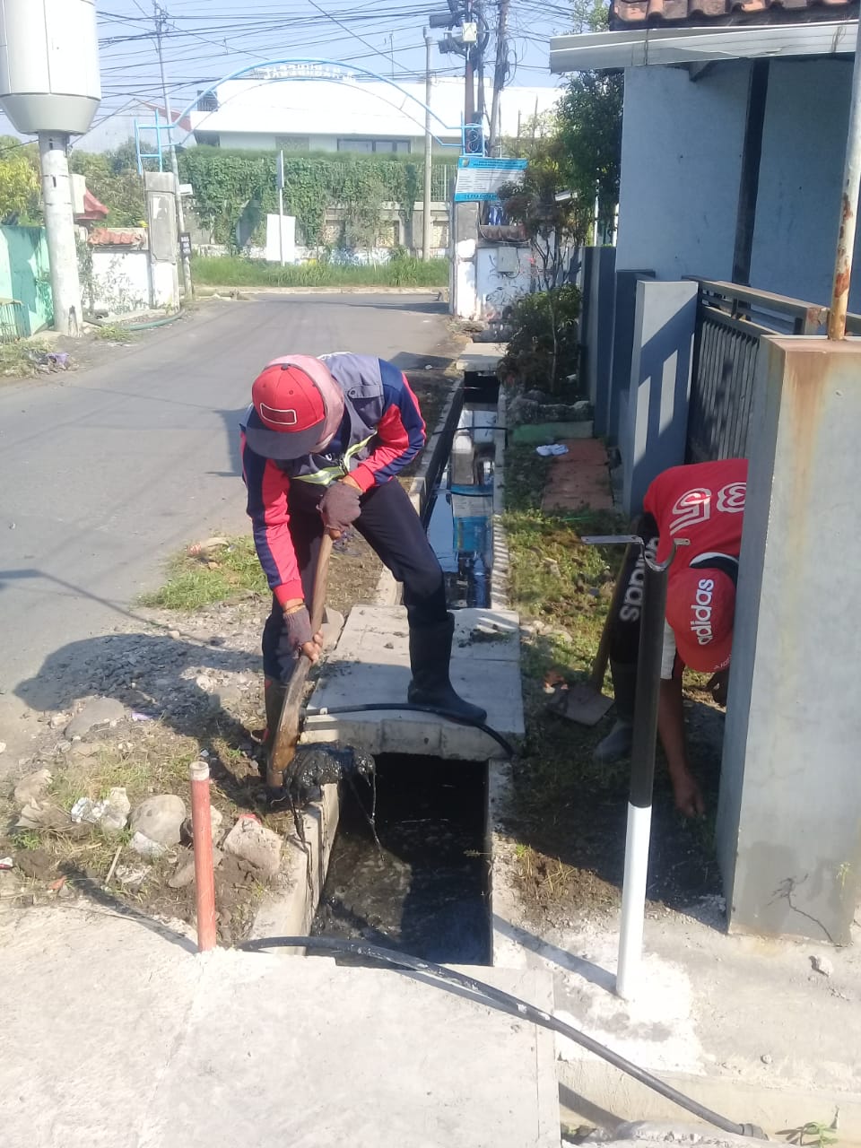 PEMBERSIHAN SALURAN PEMATUS JALAN MANUNGGAL