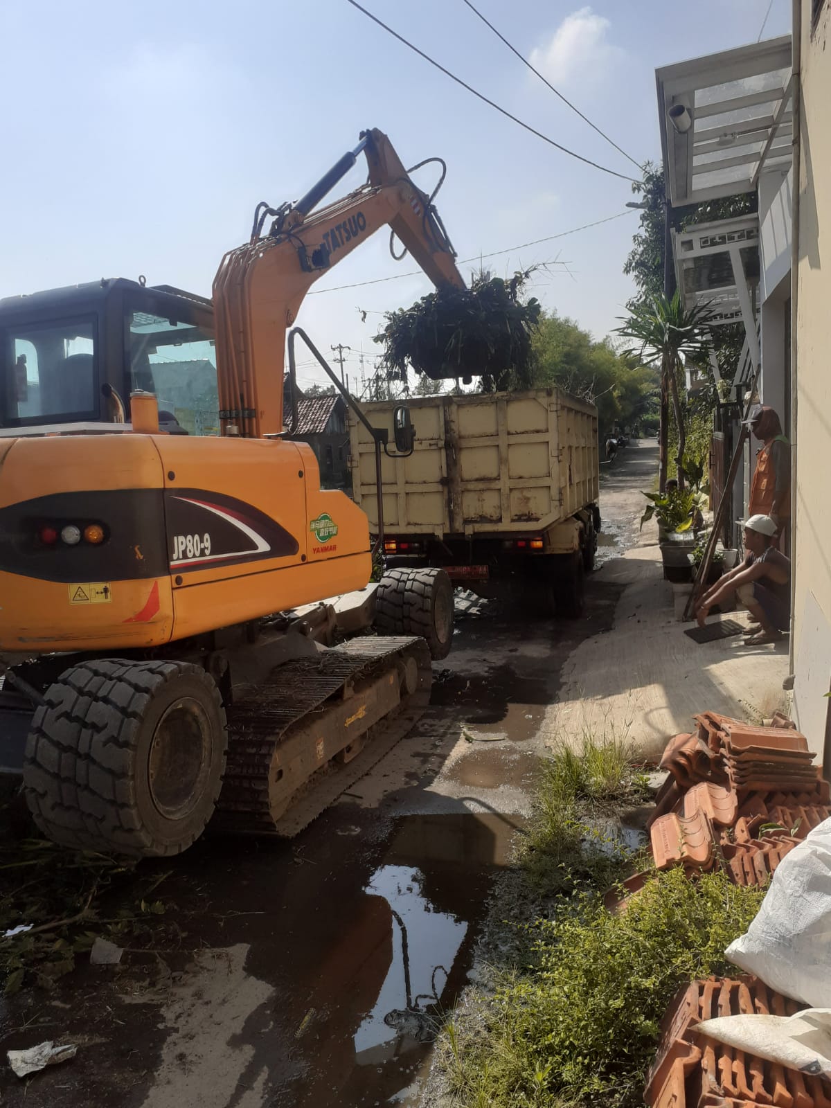 PEMBERSIHAN SAMPAH SEBELAH BARAT PERUM GAMA PERMAI BENDAN