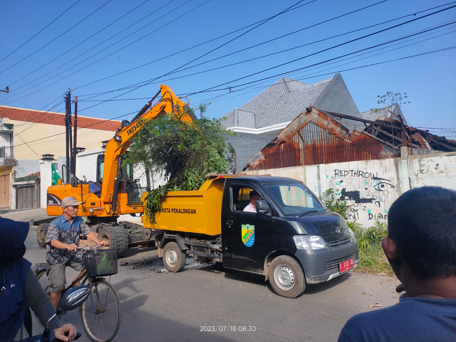 PEMBERSIHAN SAMPAH DI POMPA SEPUCUNG DAN SALURAN KURIPAN