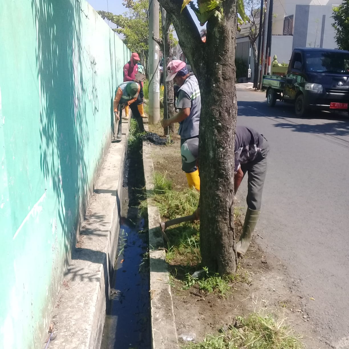 PEMBERSIHAN SALURAN PEMATUS JALAN DI JALAN MANUNGAL