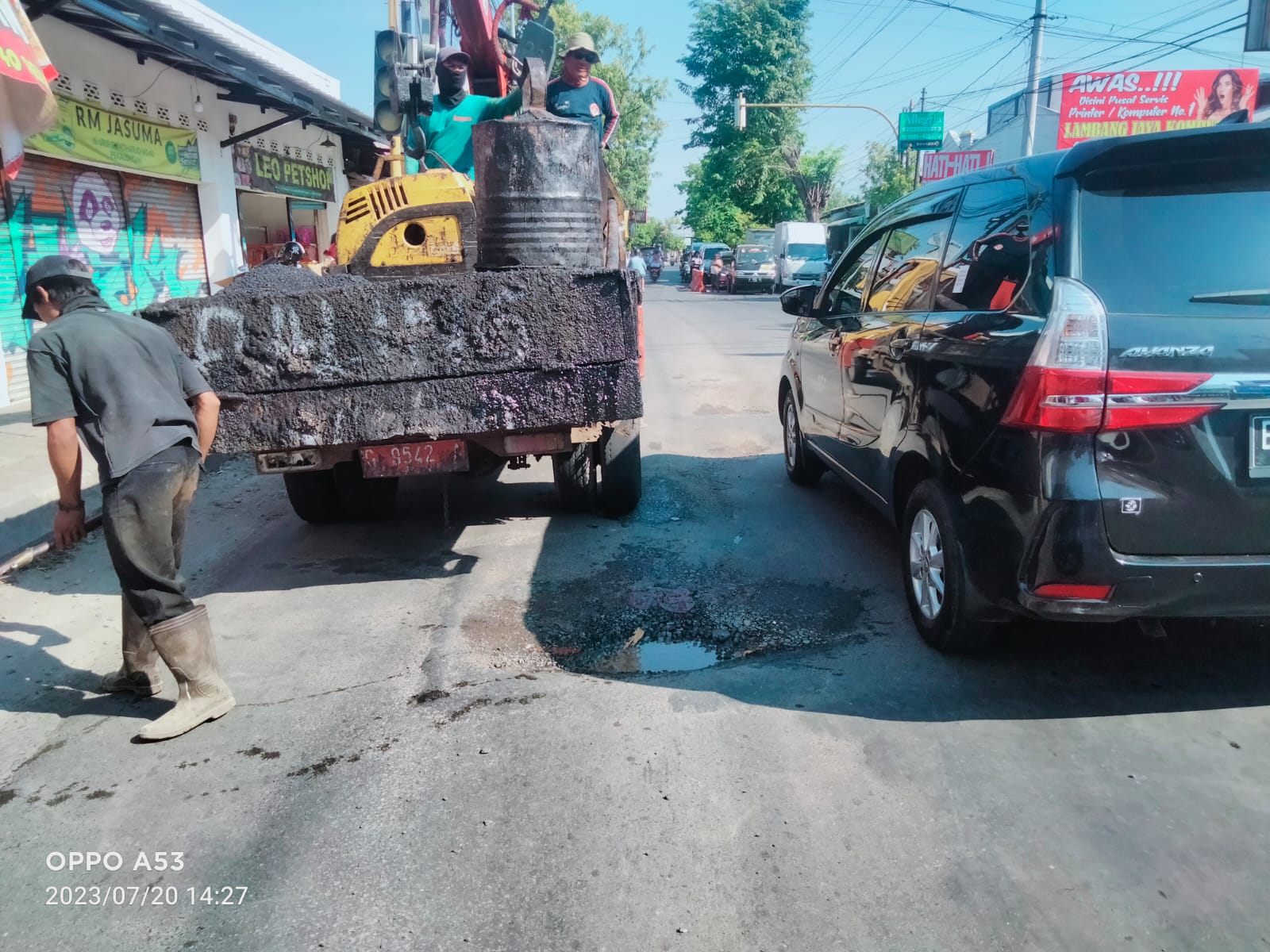 PERBAIKA RUTIN JALAN PERINTIS KEMERDEKAAN DAN URIP SUMOHARJO