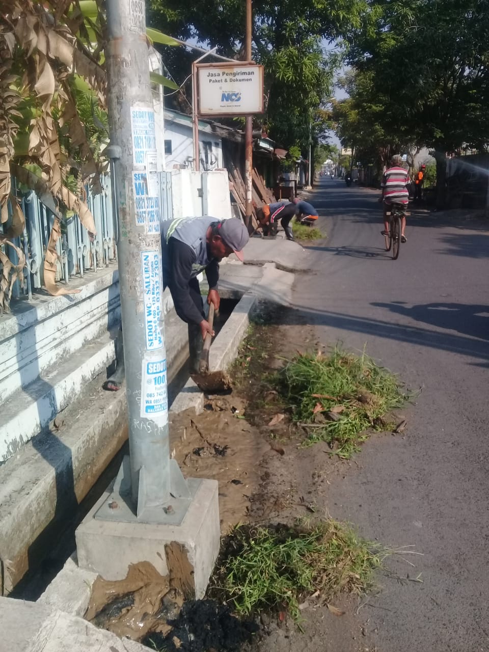 PEMBERSIHAN SALURAN PEMATUS JALAN MANUNGGAL