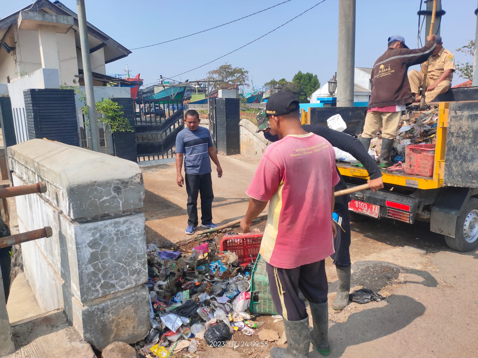 MEMBERSIHKAN SAMPAH DI SALURAN GG 1 PROGO DAN JALAN TENTARA PELAJAR