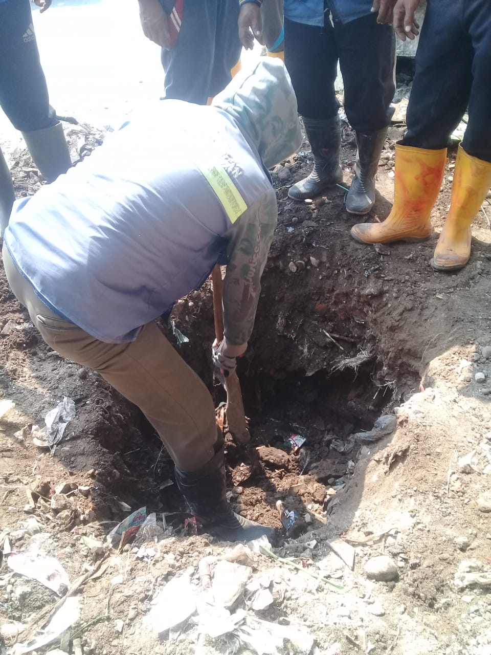 PEMBERSIHAN SALURAN PEMATUS JALAN URIP SUMOHARJO