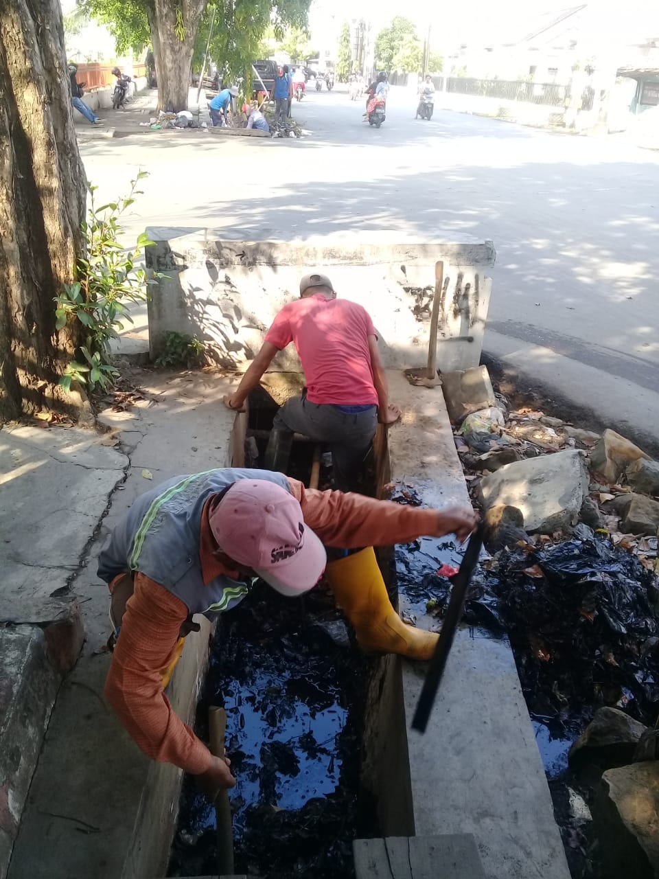 PEMBERSIHAN RUTIN SALURAN PEMATUS JALAN DI JALAN TENTARA PELAJAR