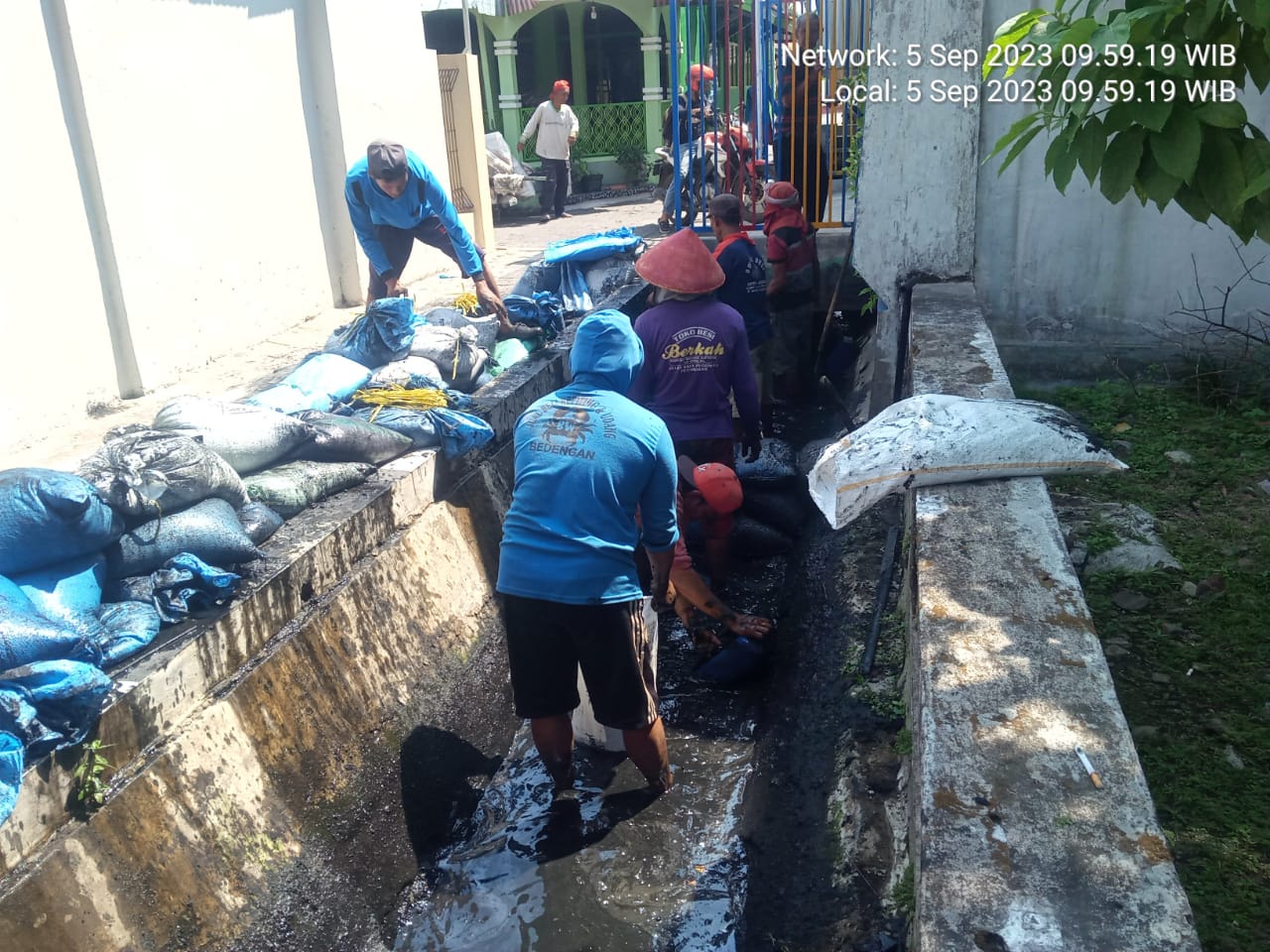 NORMALISASI SALURAN KANDANG AYAM DI JALAN VETERAN