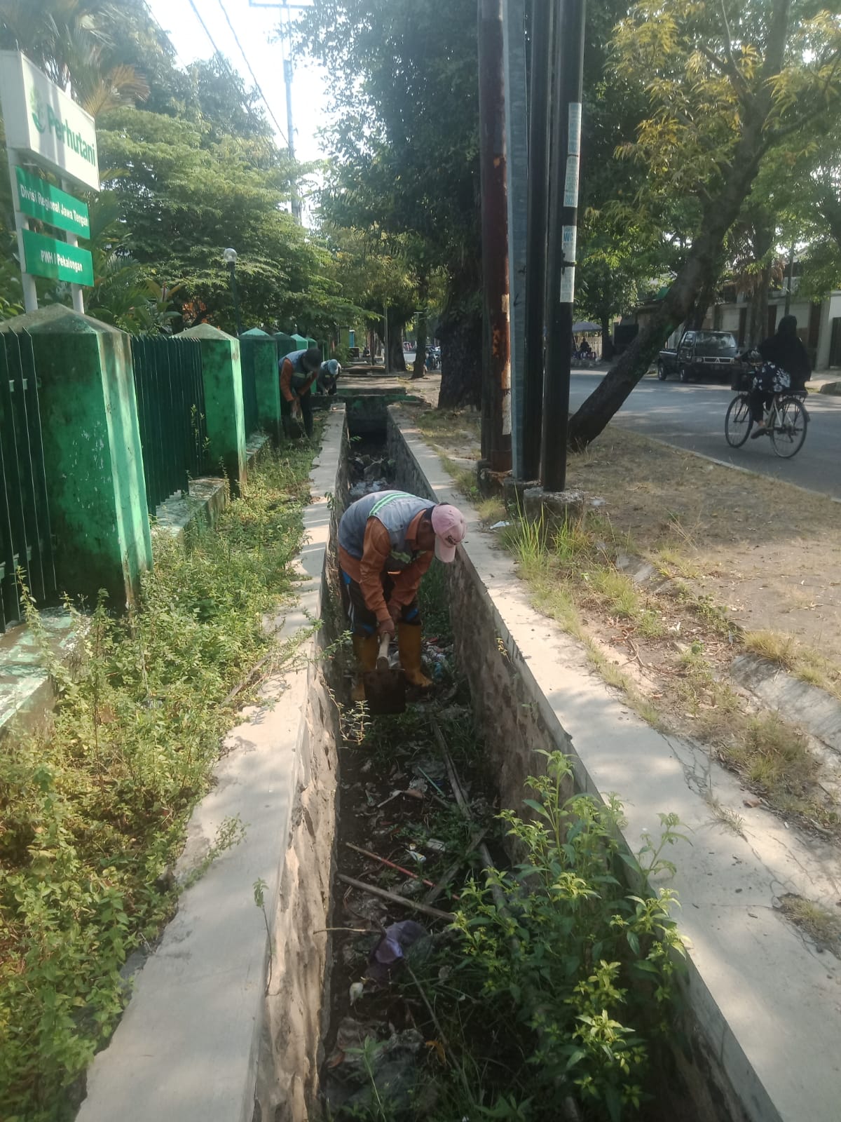 PEMBERSIHAN SALURAN PEMATUS JALAN PROGO