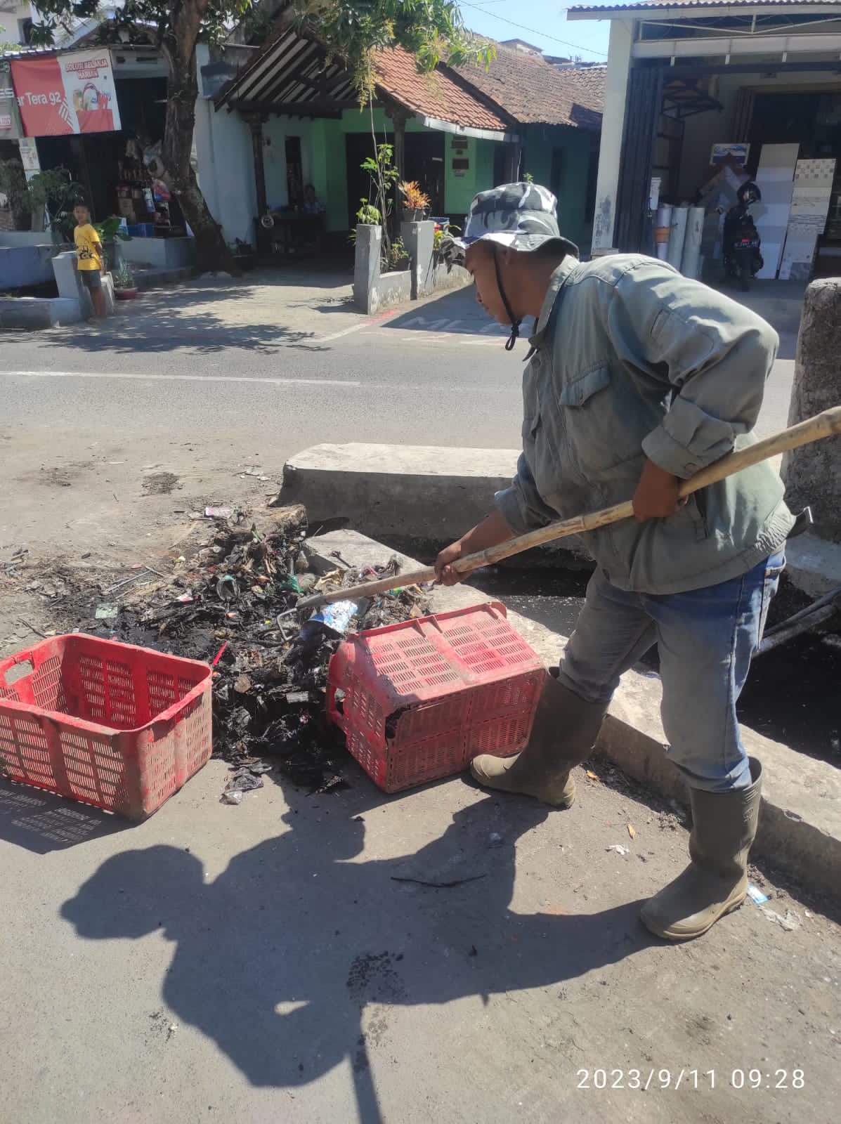 PEMBERSIHAN DAN PENGERUKAN SALURAN GG IRIAN 