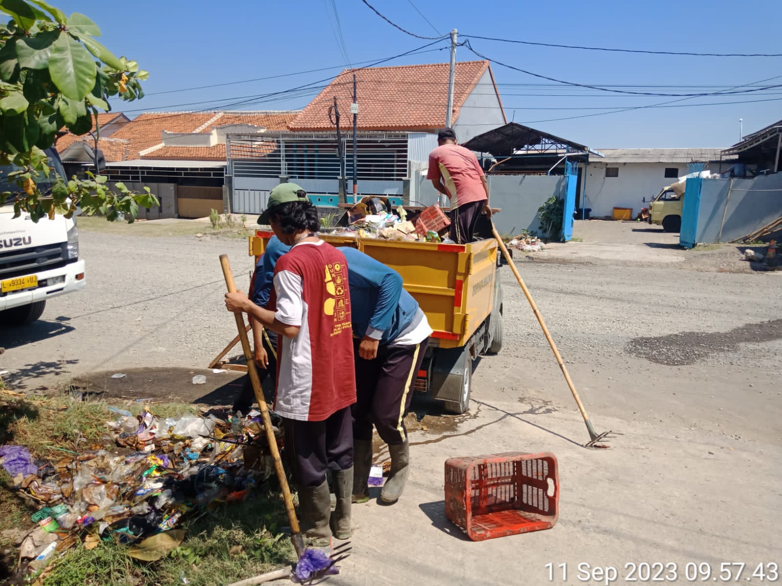 PEMBERSIHAN SALURAN POMPA KUSUMA BANGSA DAN SEPUCUNG