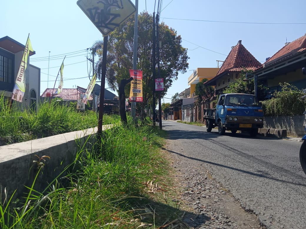 BABAT RUMPUT DI JALAN ASEM BINATUR