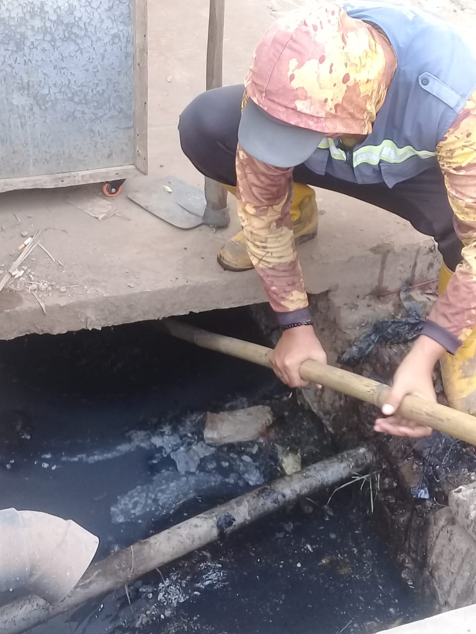 PEMBERSIHAN RUTIN SALURAN PEMATUS JALAN PELITA 2